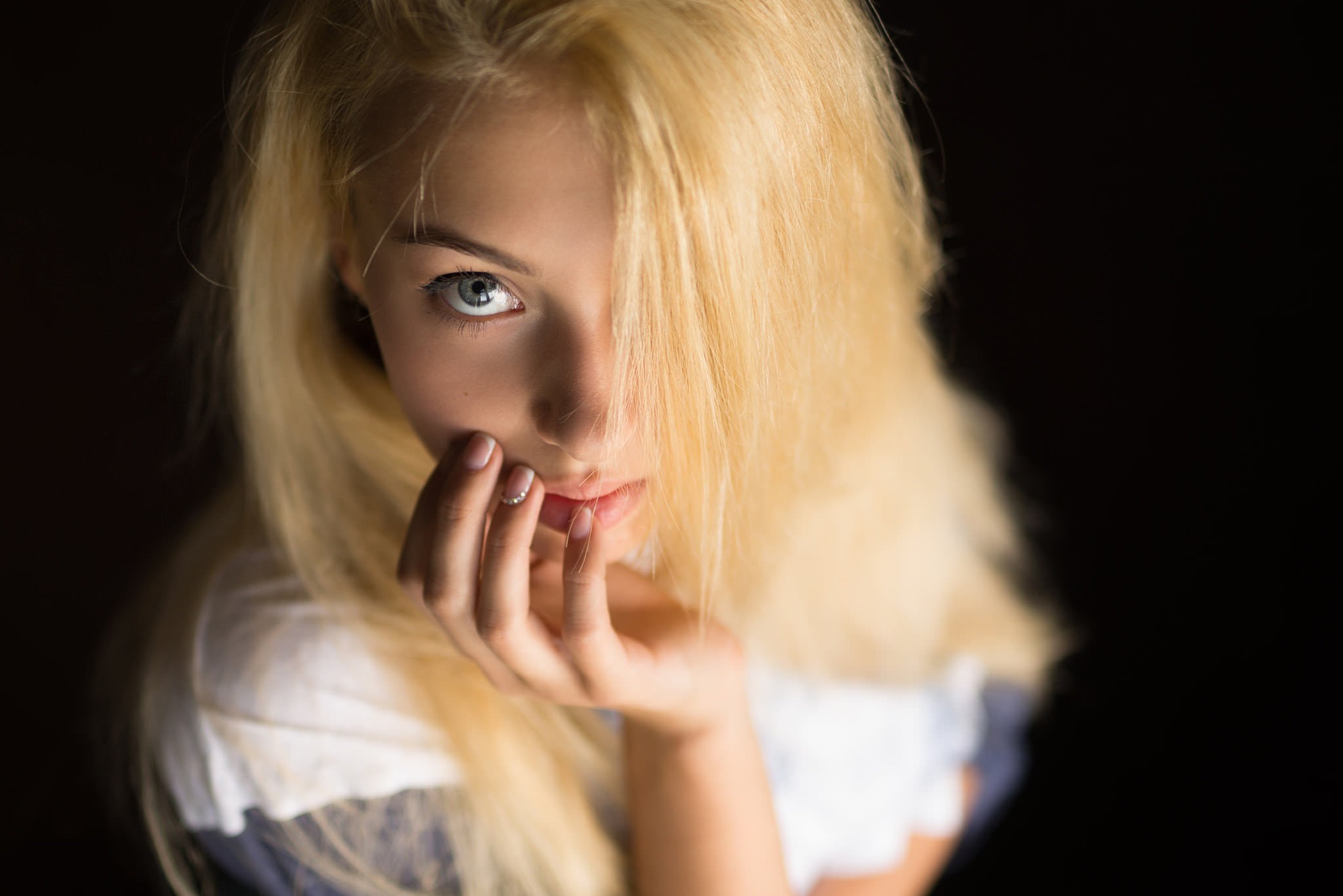Portrait of a blonde woman with blue eyes HD Wallpaper