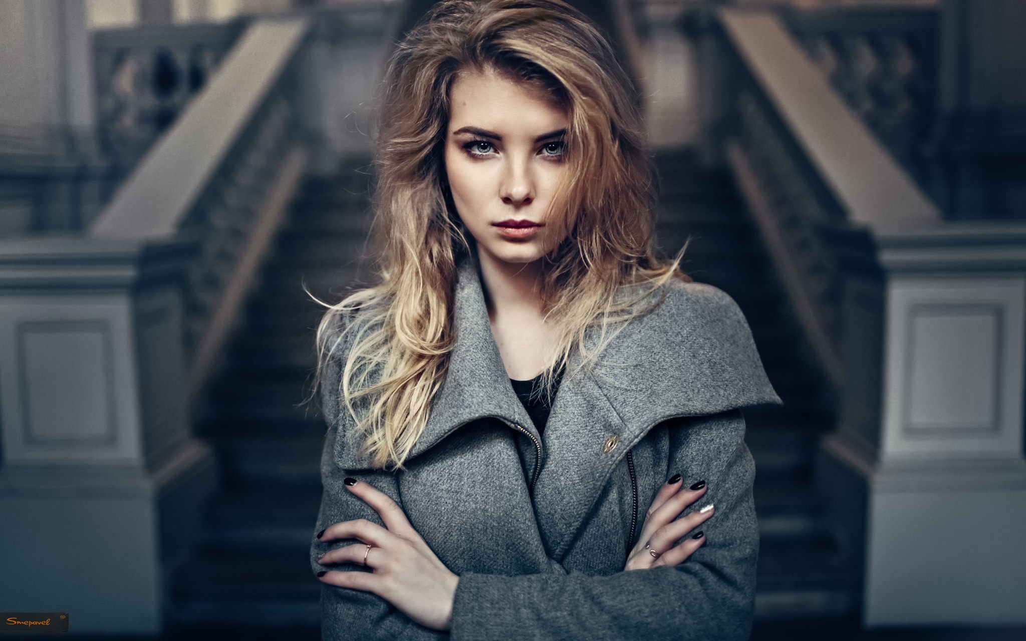 Woman with blonde hair wearing a grey coat HD Wallpaper