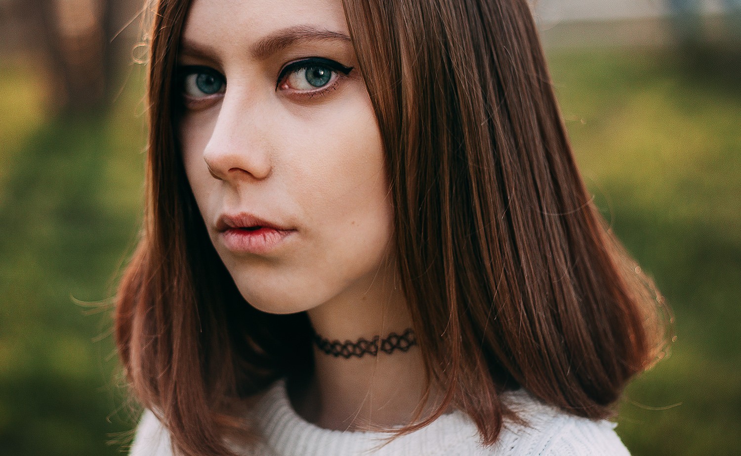 Portrait of a young woman with blue eyes and choker HD Wallpaper