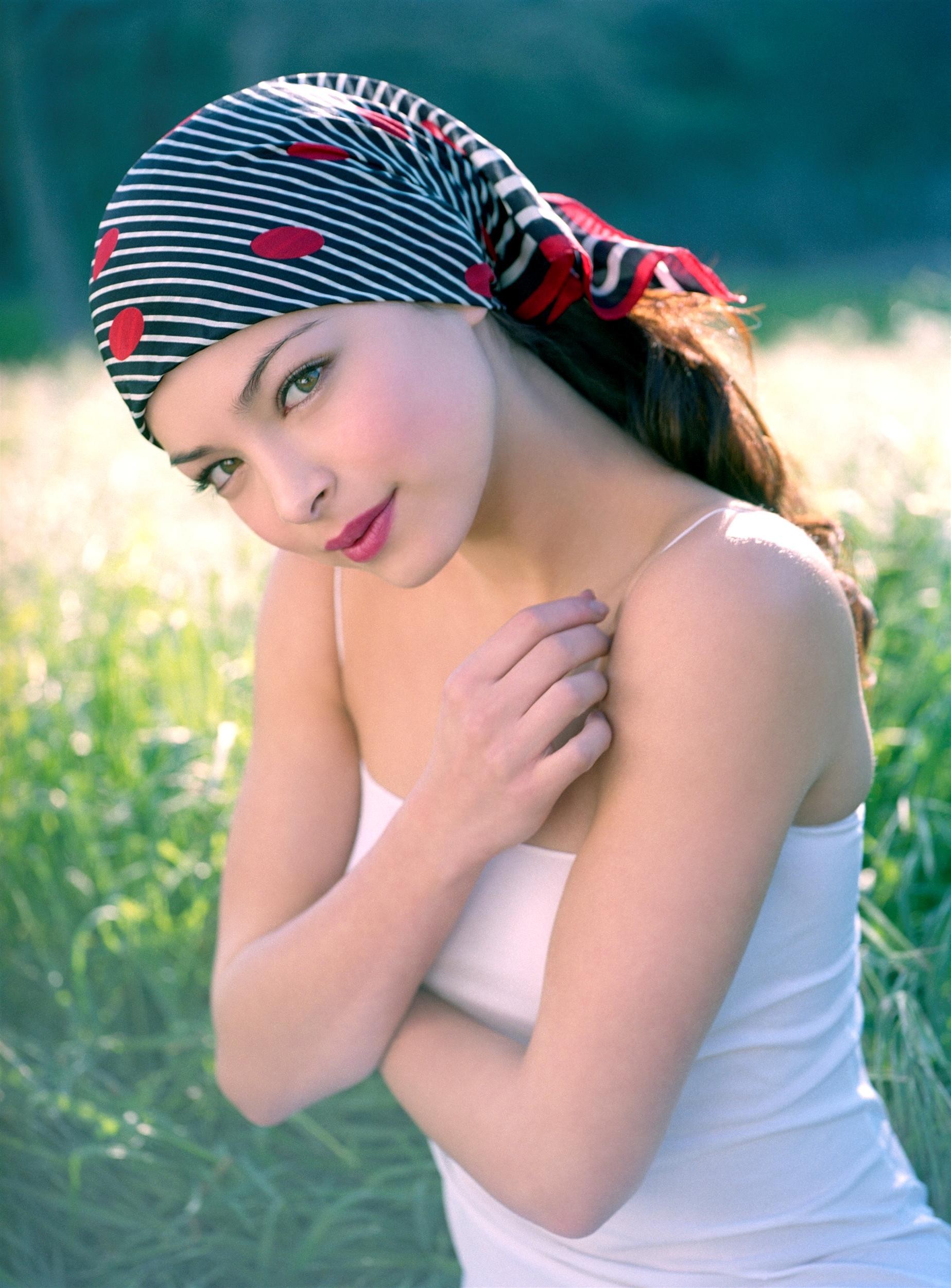 Kristin Kreuk wearing a headscarf in a field HD Wallpaper