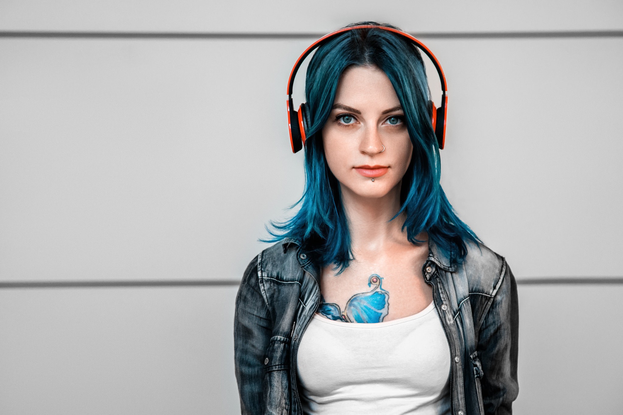 Woman with blue dyed hair wearing headphones and a denim jacket HD Wallpaper