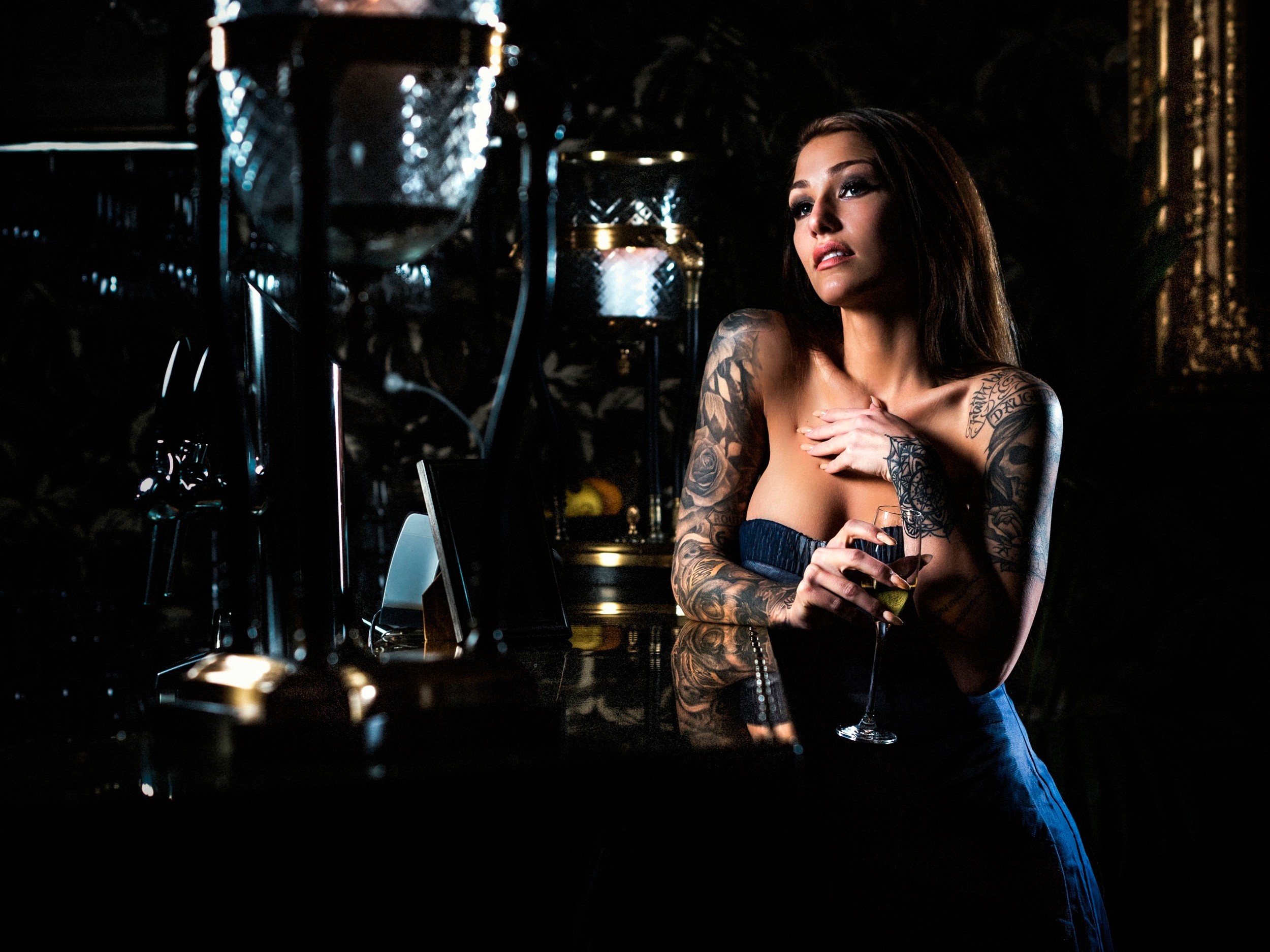 Woman with tattoos holding a wine glass HD Wallpaper
