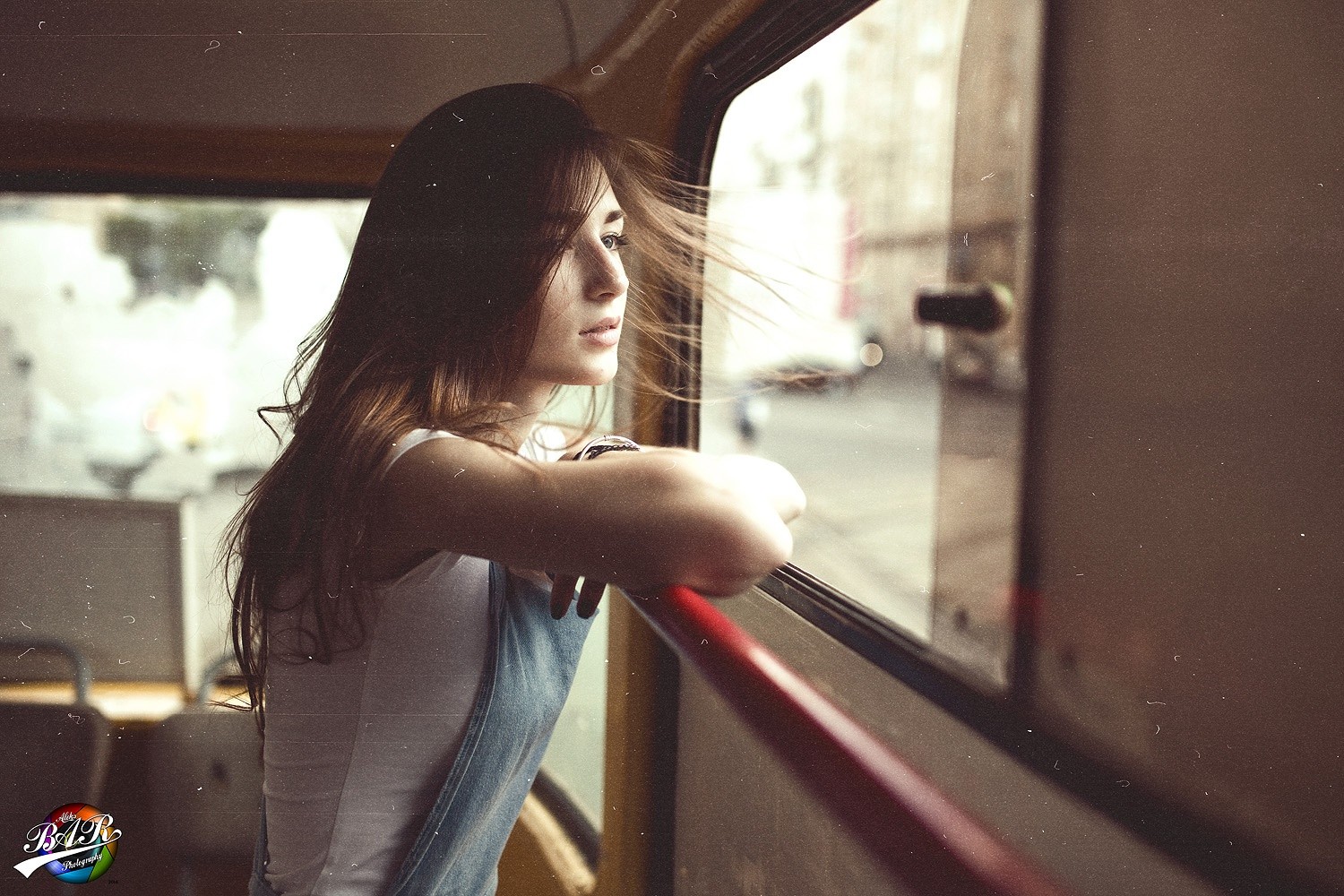 Woman looking out of a bus window HD Wallpaper