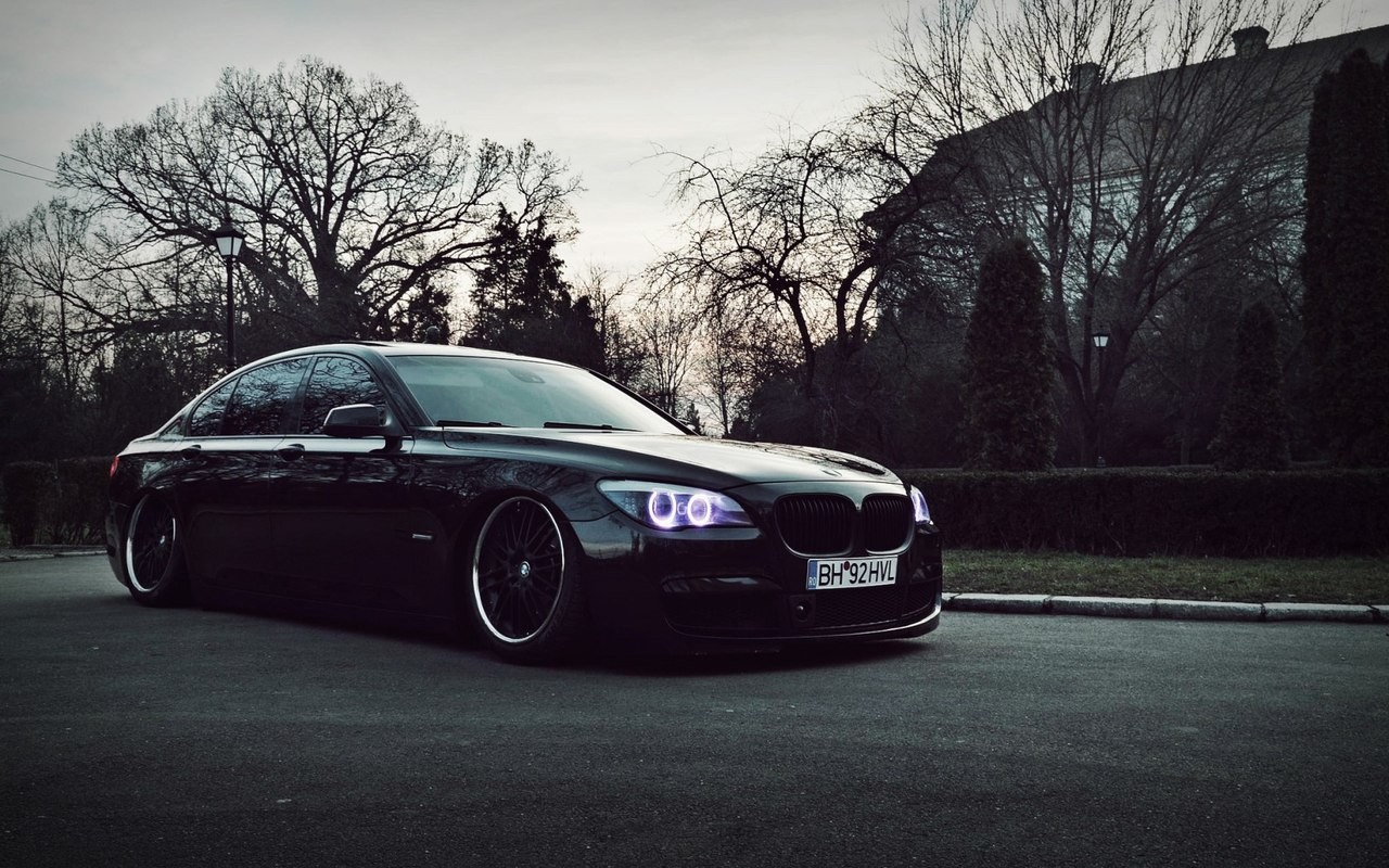 Black BMW 7 Series sedan parked on asphalt HD Wallpaper