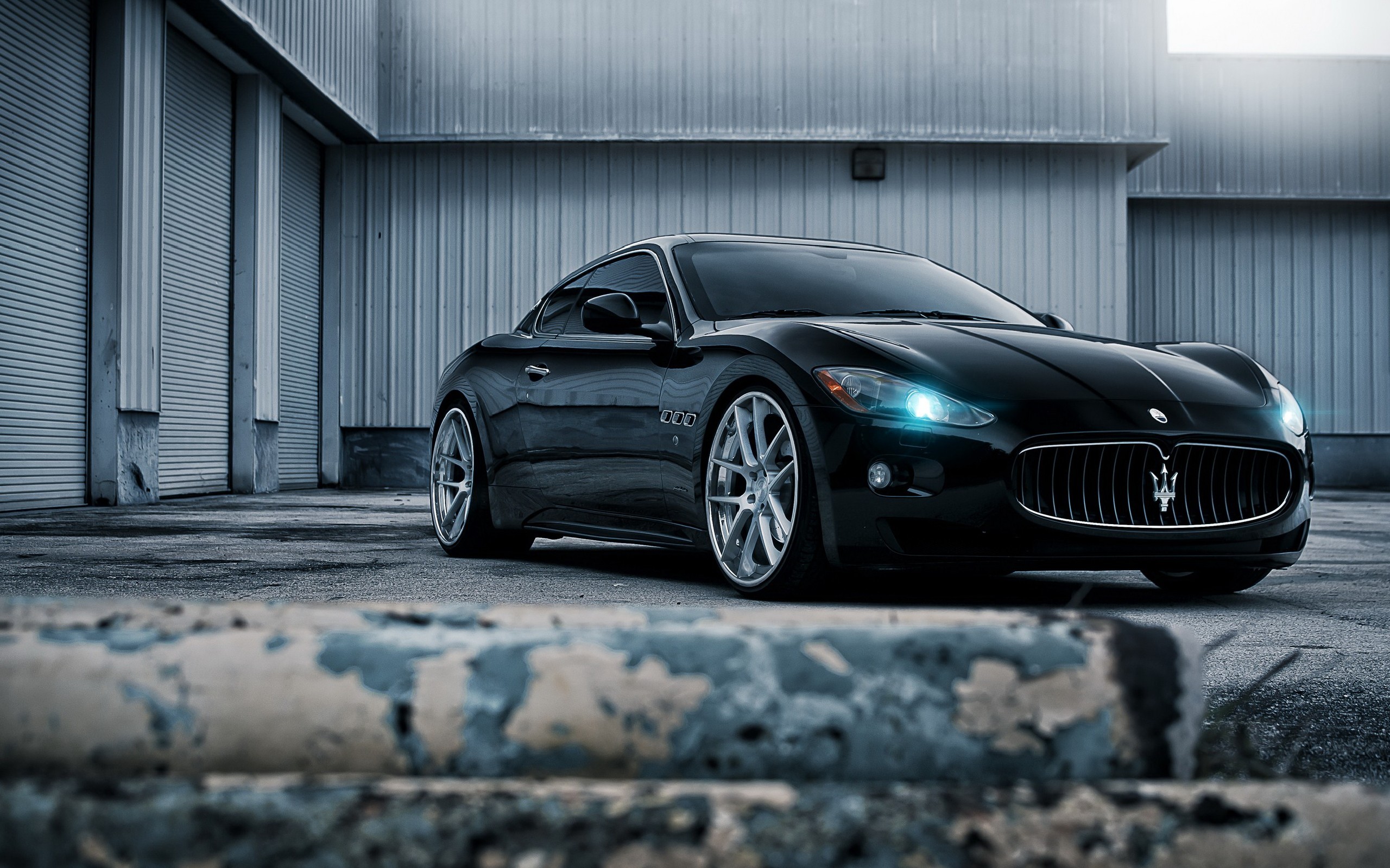Black Maserati GranTurismo parked outside a building HD Wallpaper