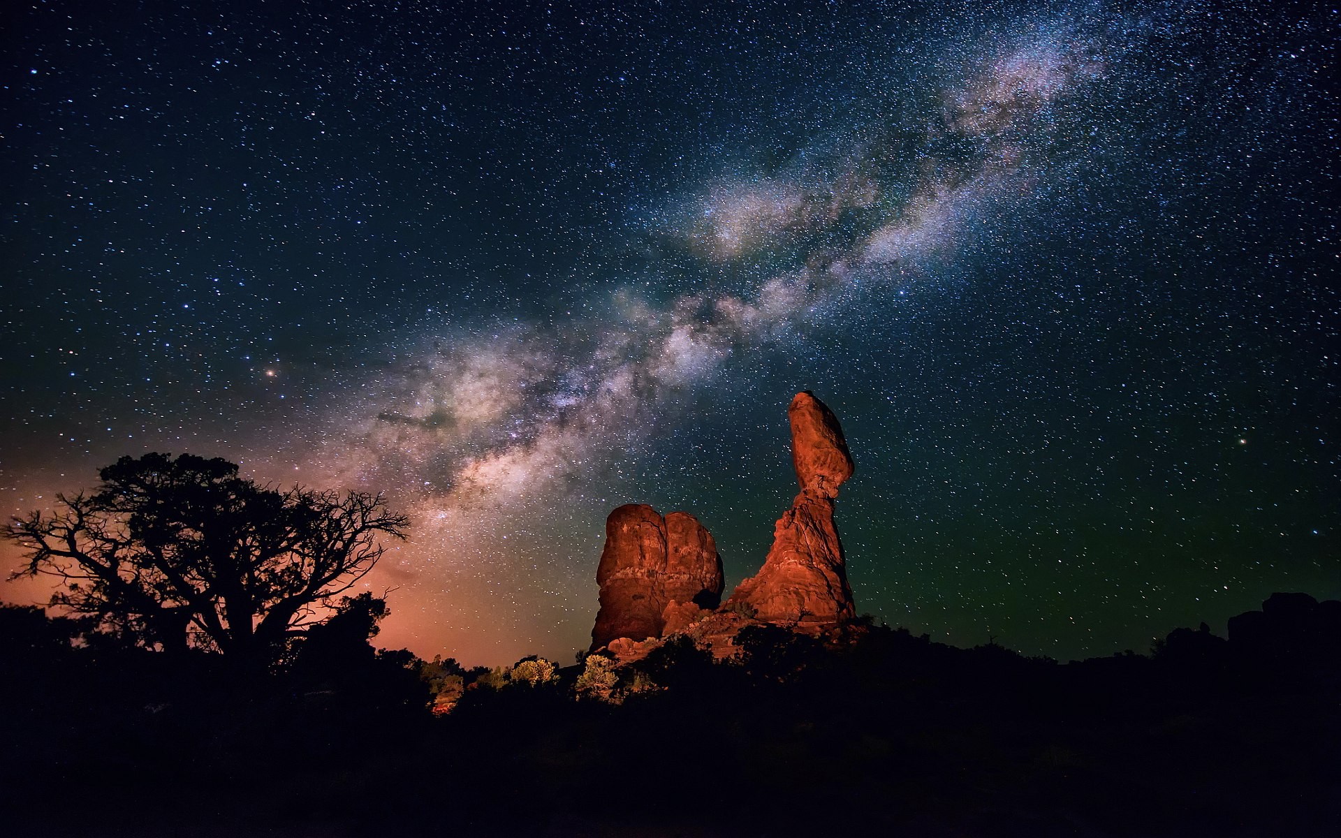Milky Way over Balanced Rock in Arches National Park HD Wallpaper