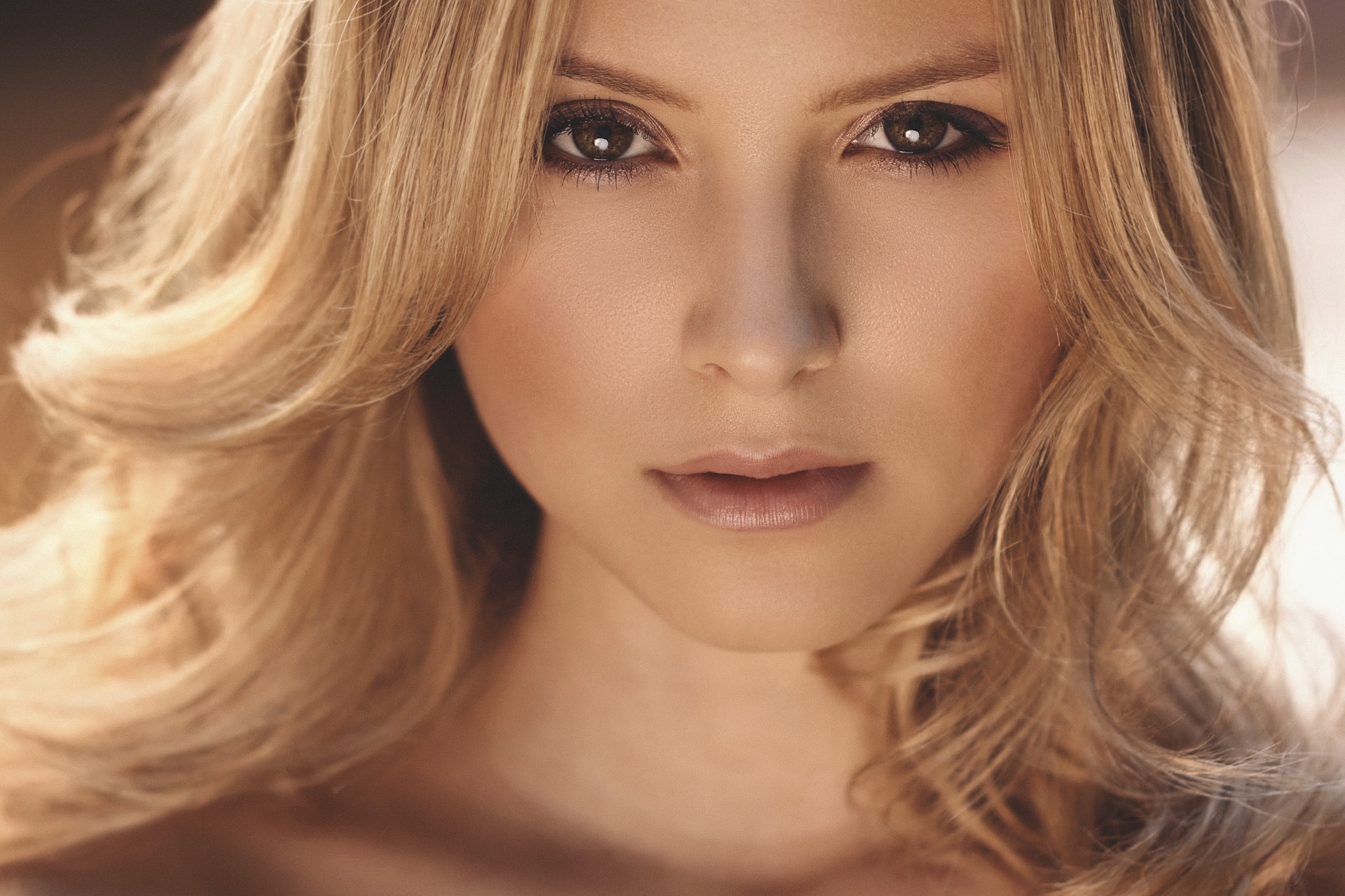 Portrait of a blonde woman with wavy hair HD Wallpaper