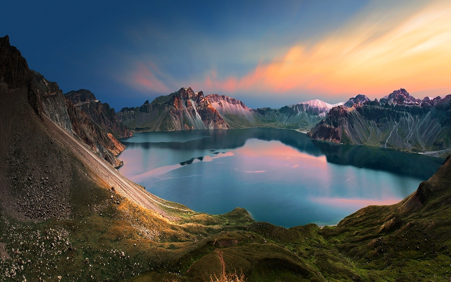 Heaven Lake in Changbai Mountains, China HD Wallpaper