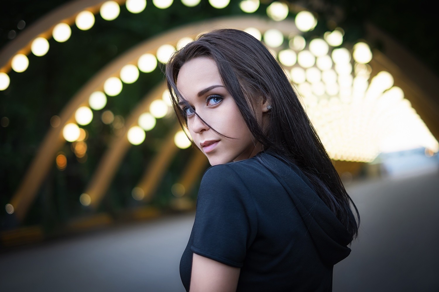 Portrait of a woman with blue eyes HD Wallpaper