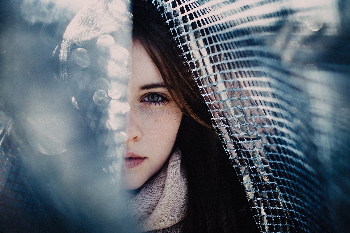 Woman partially covered by a sequined fabric HD Wallpaper