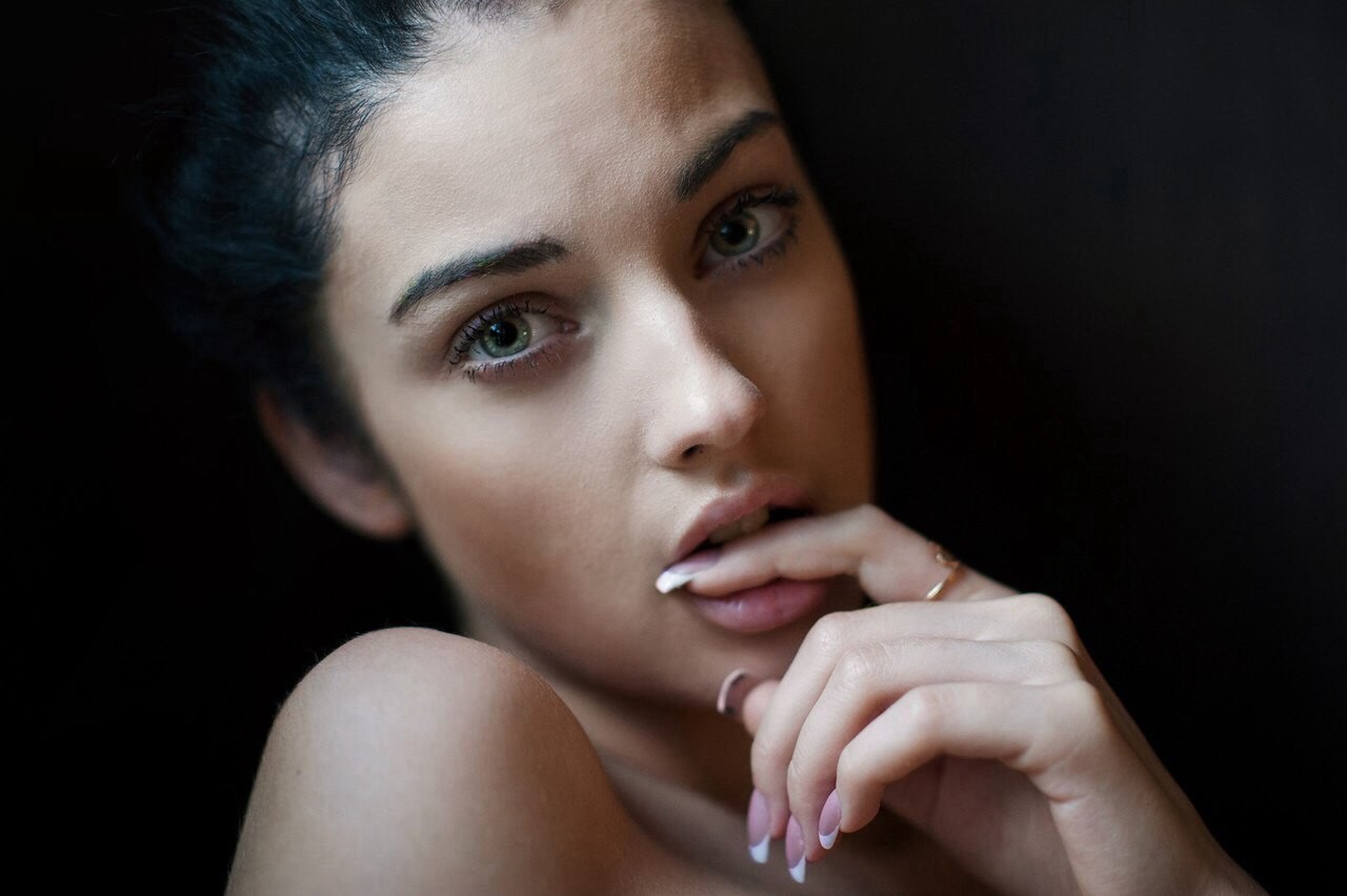 Alla Berger portrait with finger in mouth HD Wallpaper