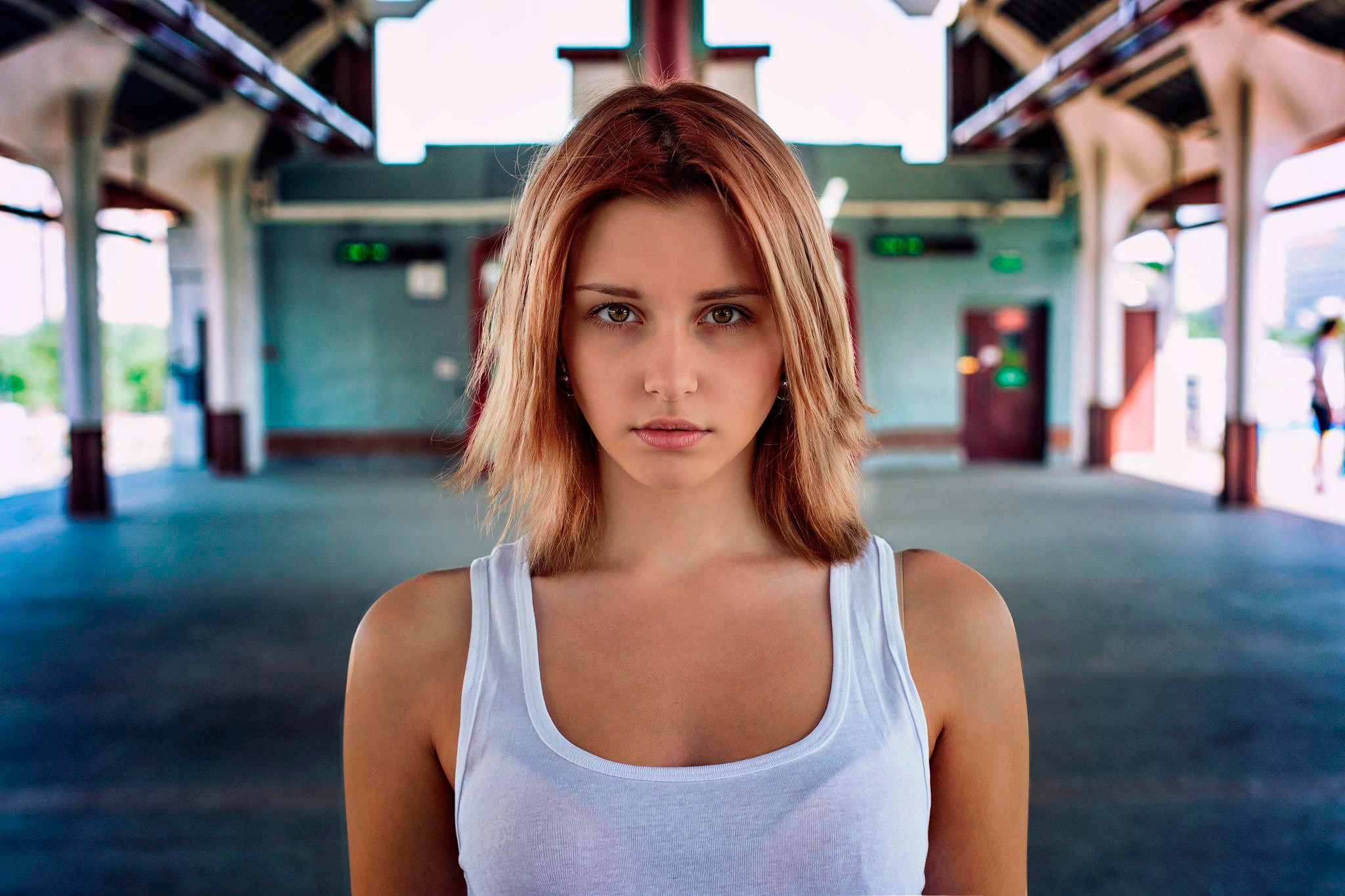 Portrait of a young woman with blonde hair HD Wallpaper