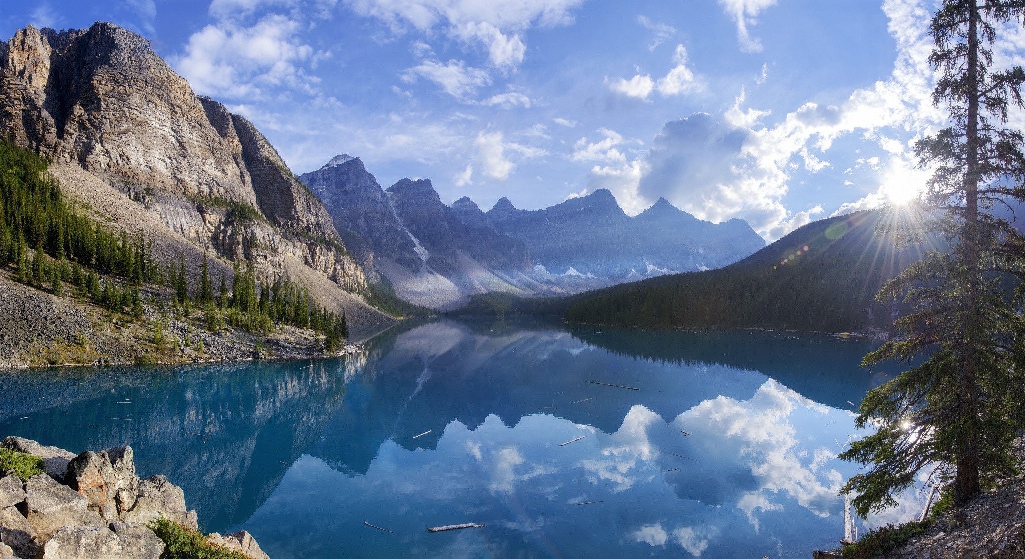 Moraine Lake and Mountains in Banff National Park HD Wallpaper