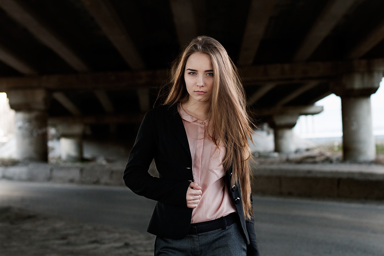 Woman in black blazer and pink shirt under bridge HD Wallpaper