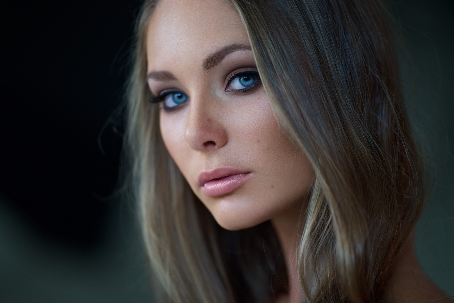 Woman with blonde hair and blue eyes HD Wallpaper