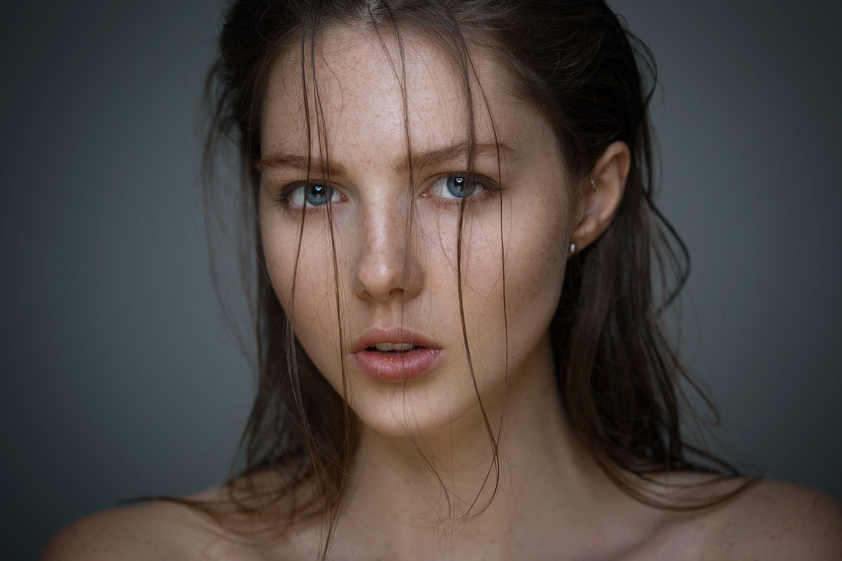 Woman with blue eyes and freckles HD Wallpaper