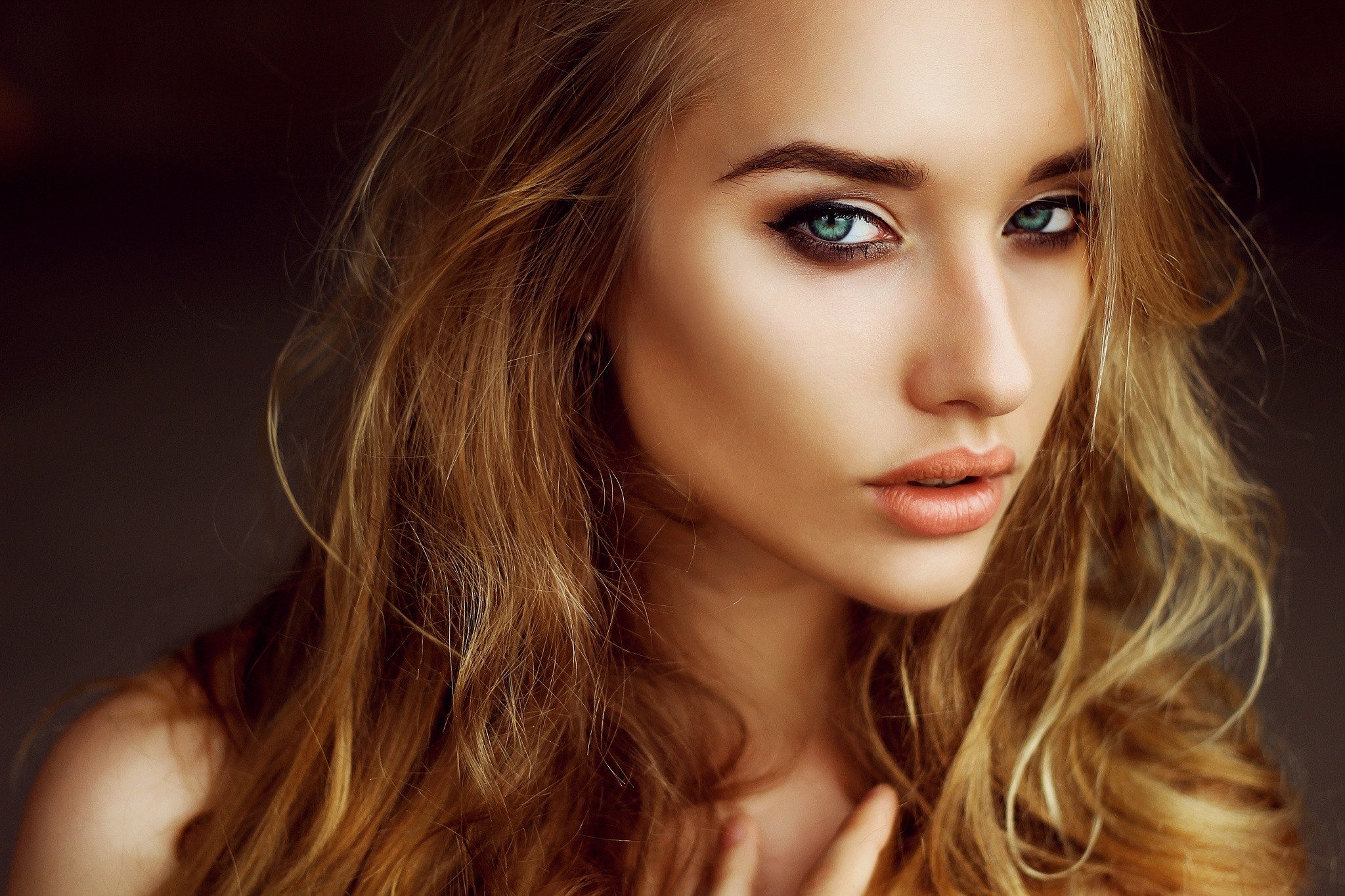 Woman with blonde hair and blue eyes HD Wallpaper