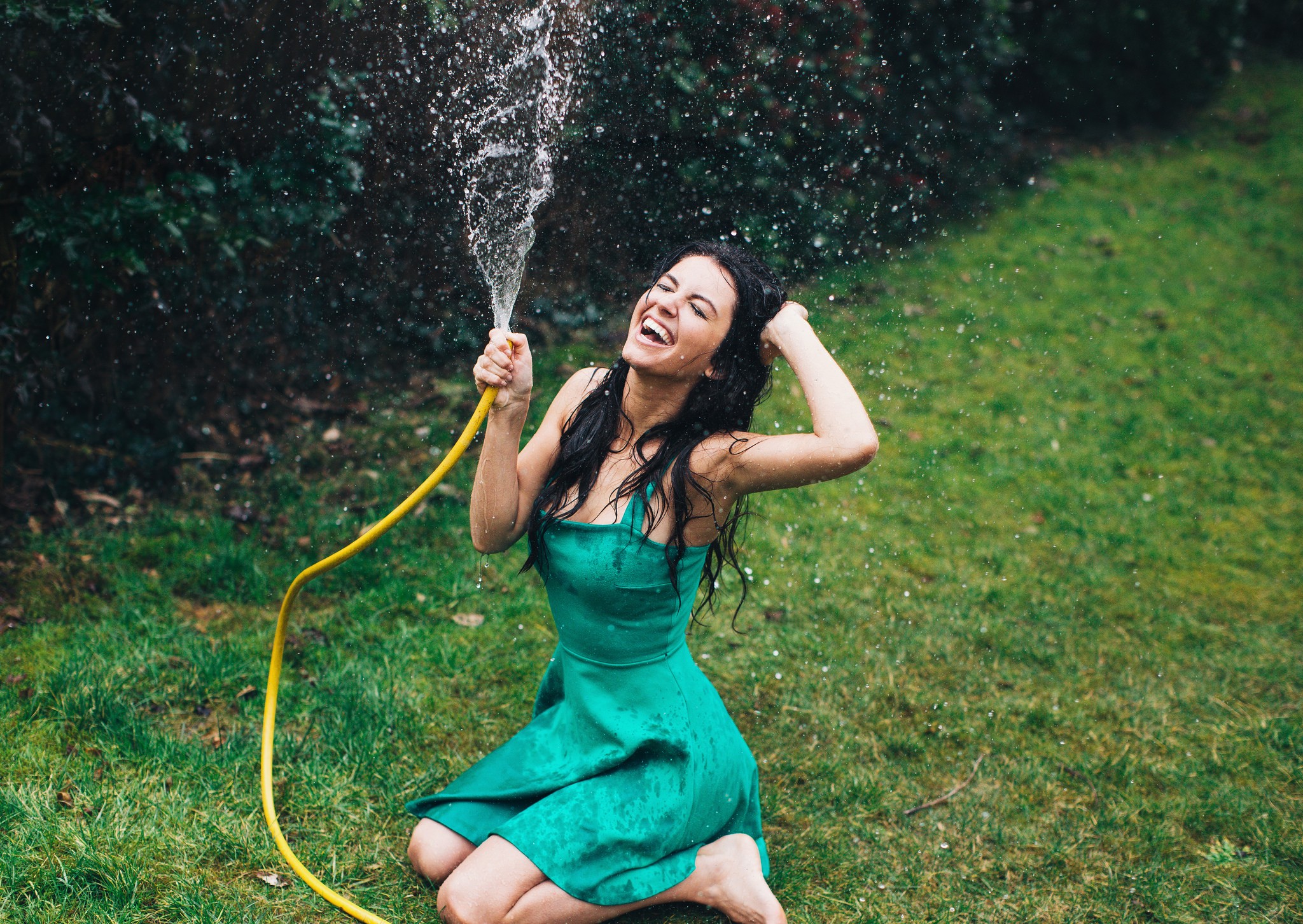 Aurela Skandaj playing with a garden hose HD Wallpaper