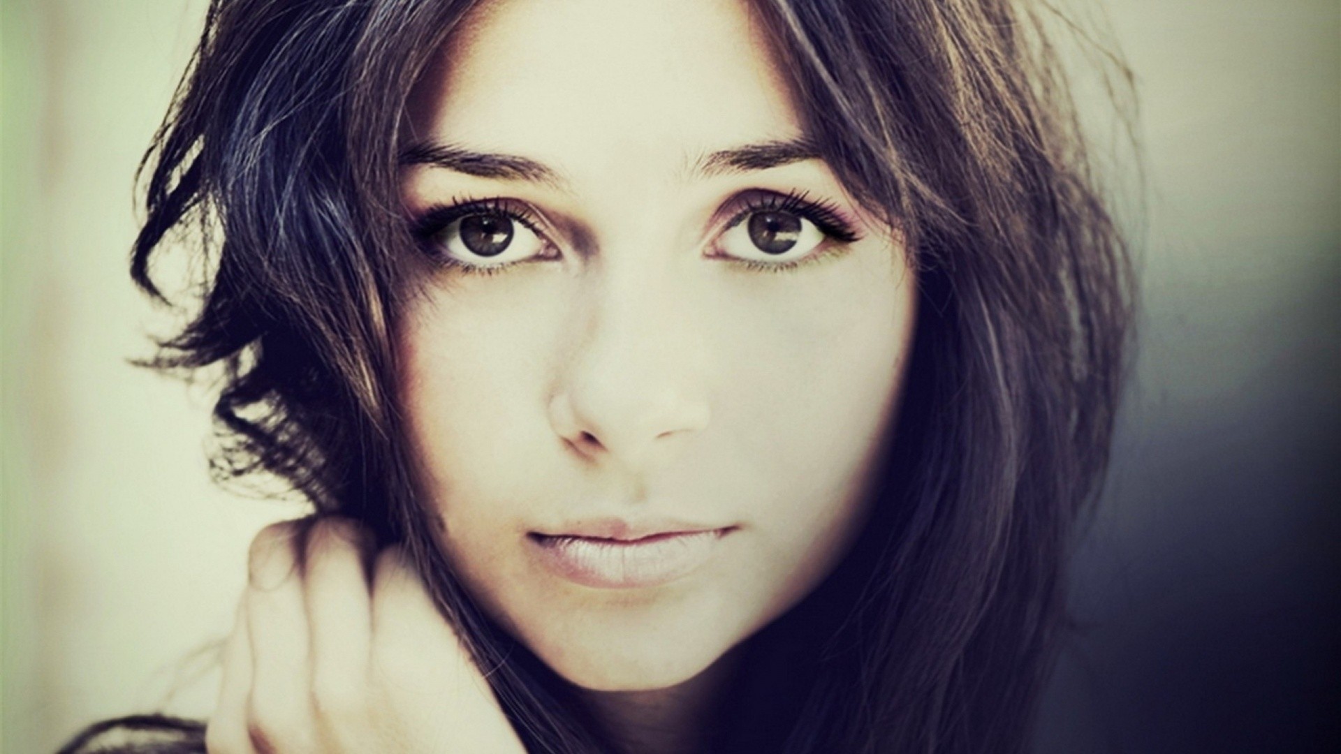 Portrait of a young brunette woman HD Wallpaper