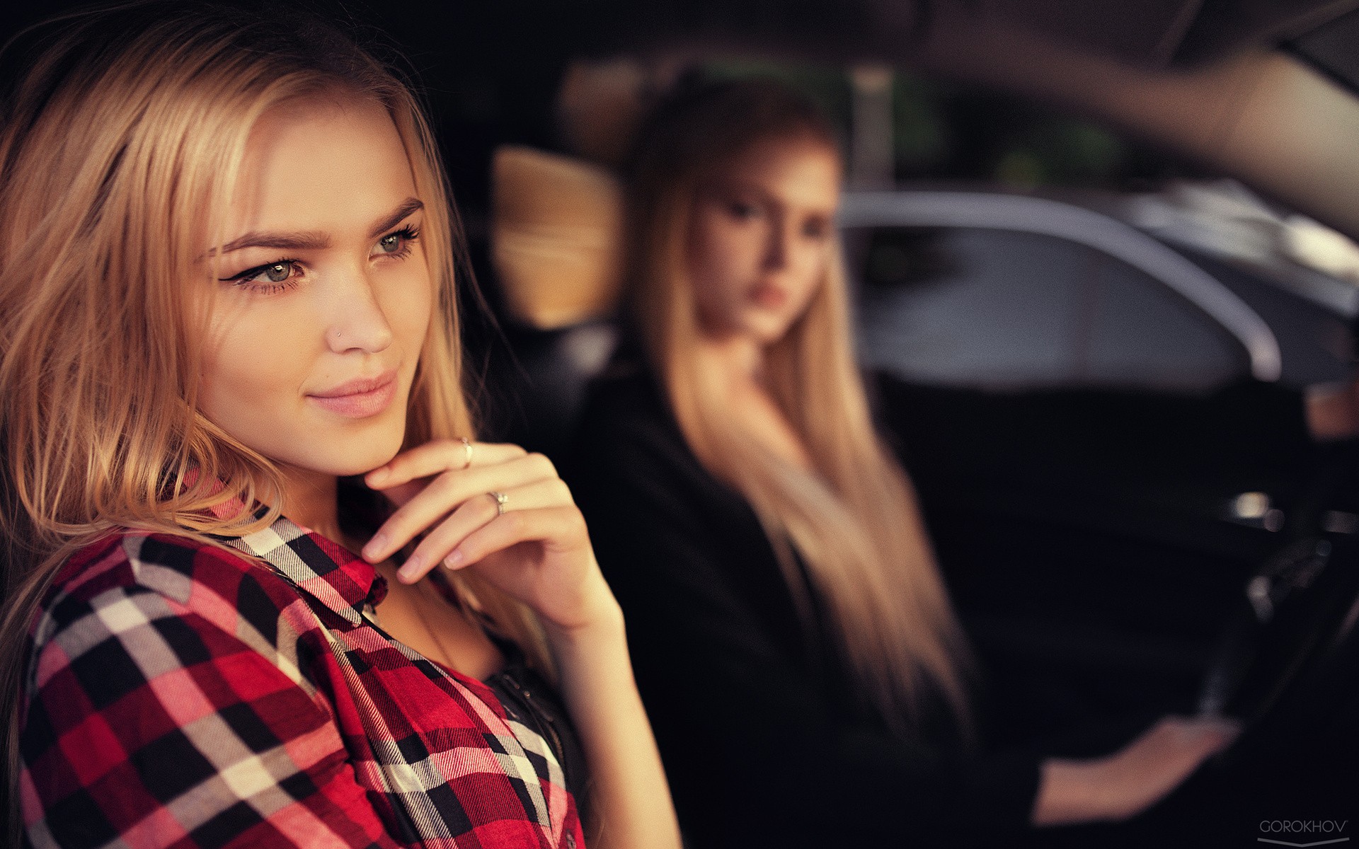 Alla and Alena Emelyanova in a car HD Wallpaper