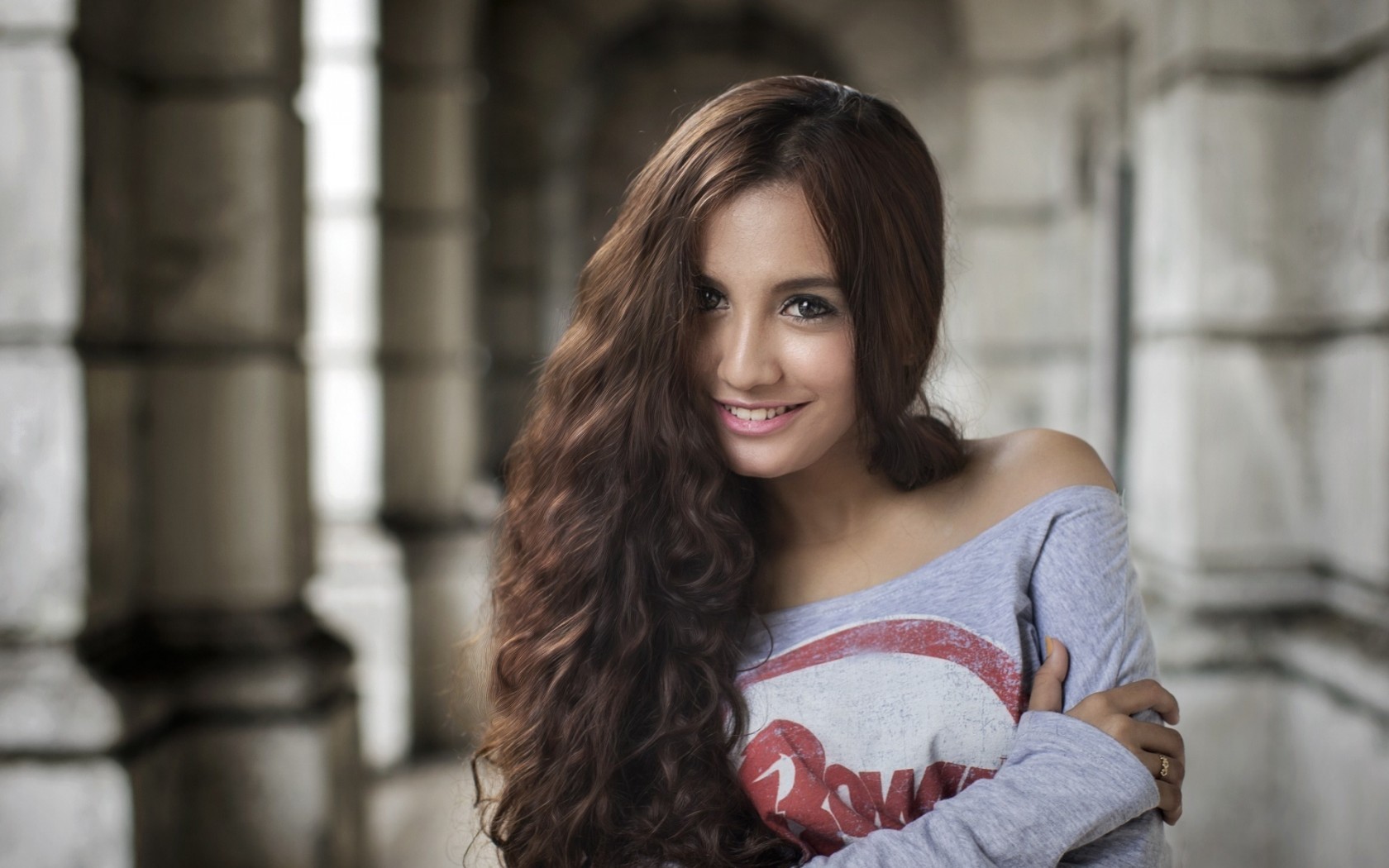 Woman with long curly hair smiling HD Wallpaper
