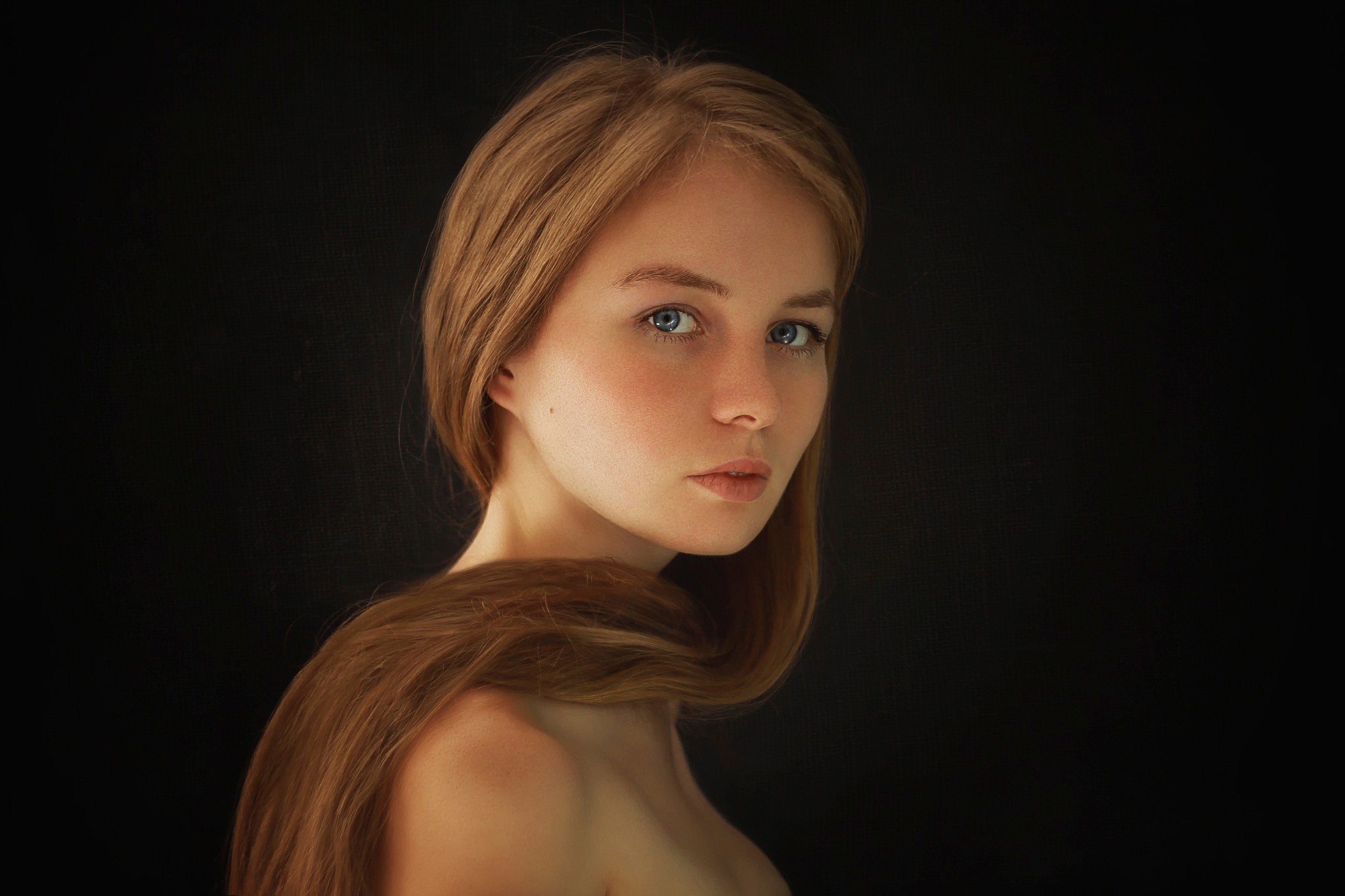 Woman with long blonde hair against a black background HD Wallpaper