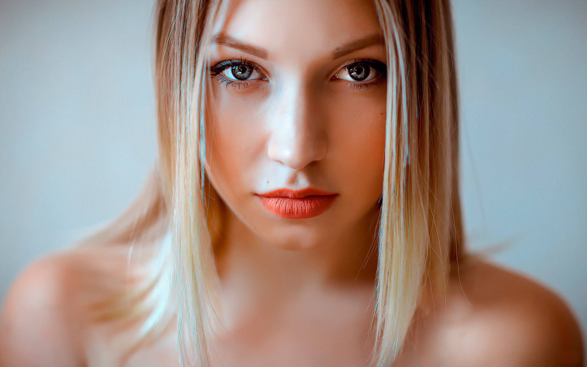Portrait of a blonde woman with red lipstick HD Wallpaper