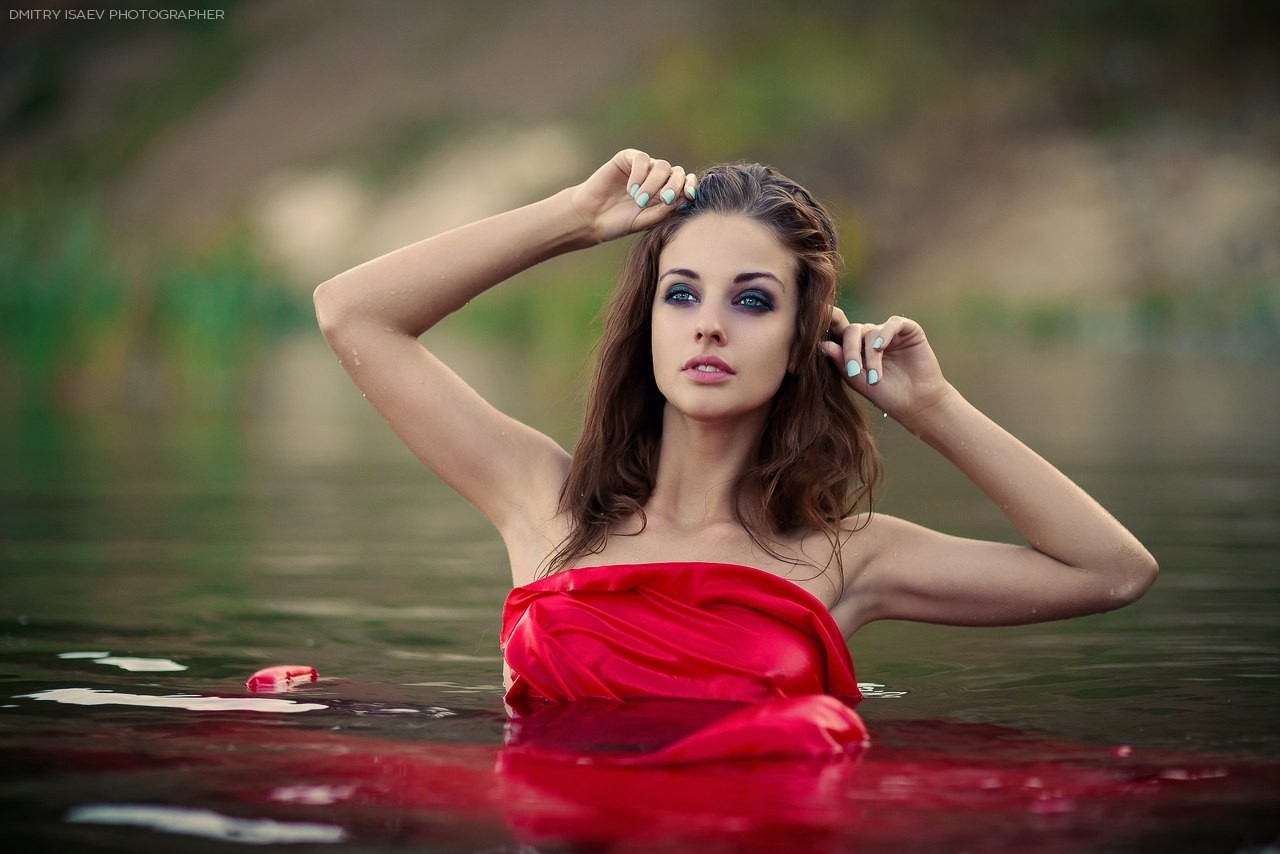 Model Alla Berger in red fabric in water HD Wallpaper