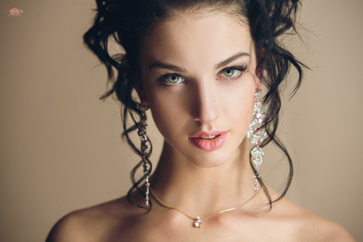 Alla Berger portrait with large earrings and necklace HD Wallpaper