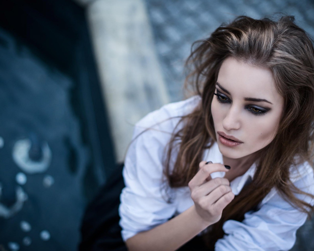 Valis Volkova portrait with dark eye makeup HD Wallpaper