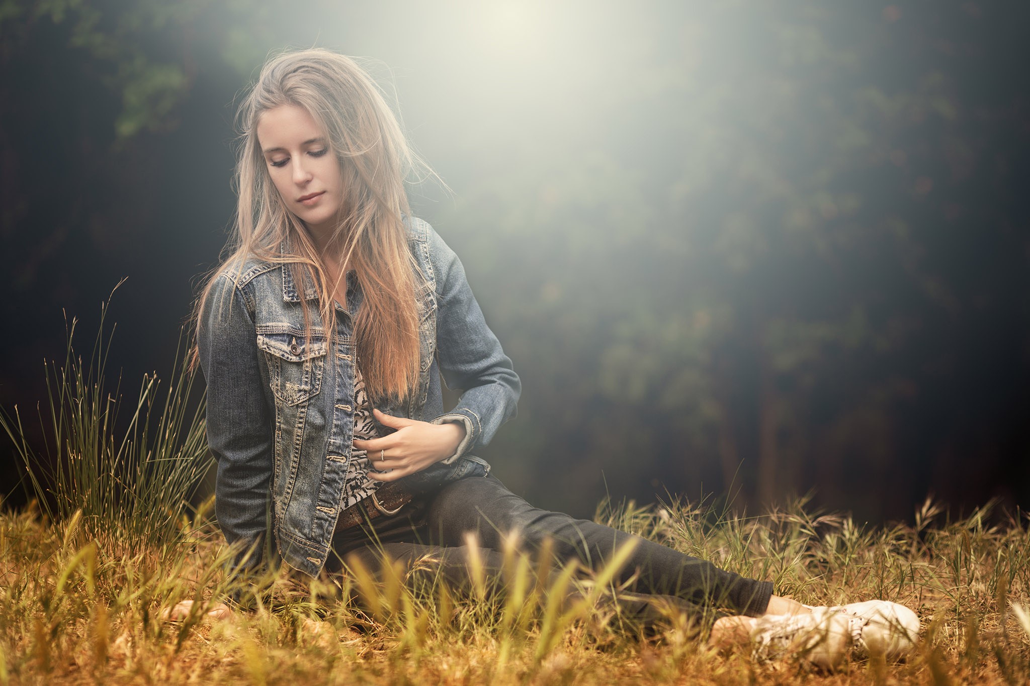 Woman in denim jacket sitting in grass HD Wallpaper