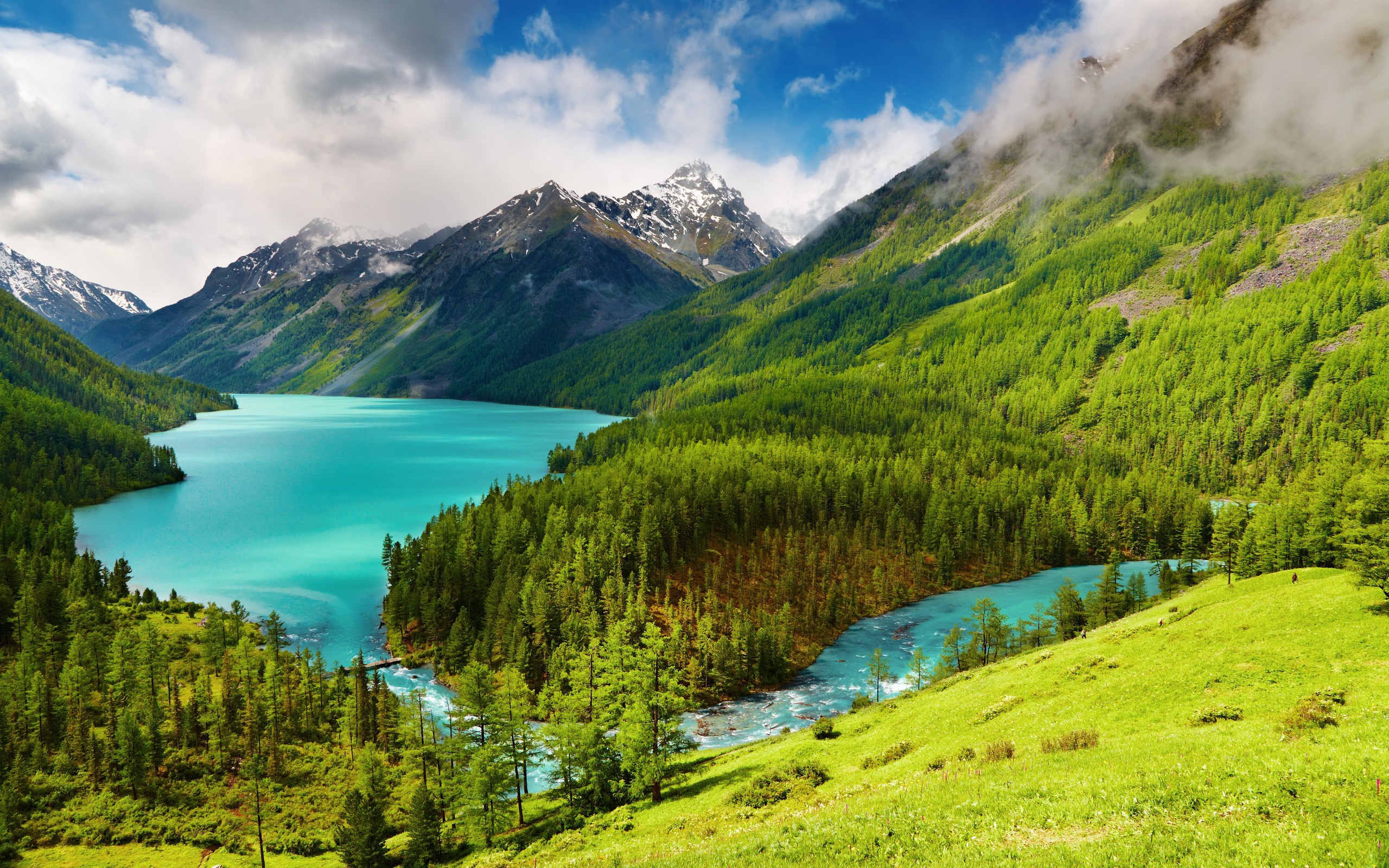 Turquoise lake surrounded by green mountains and forests HD Wallpaper