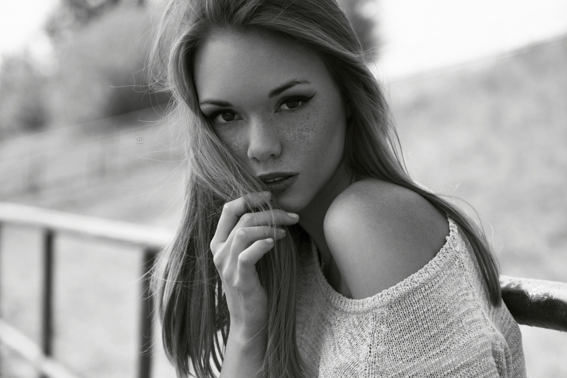 Monochrome portrait of Roksana Stępień with freckles HD Wallpaper
