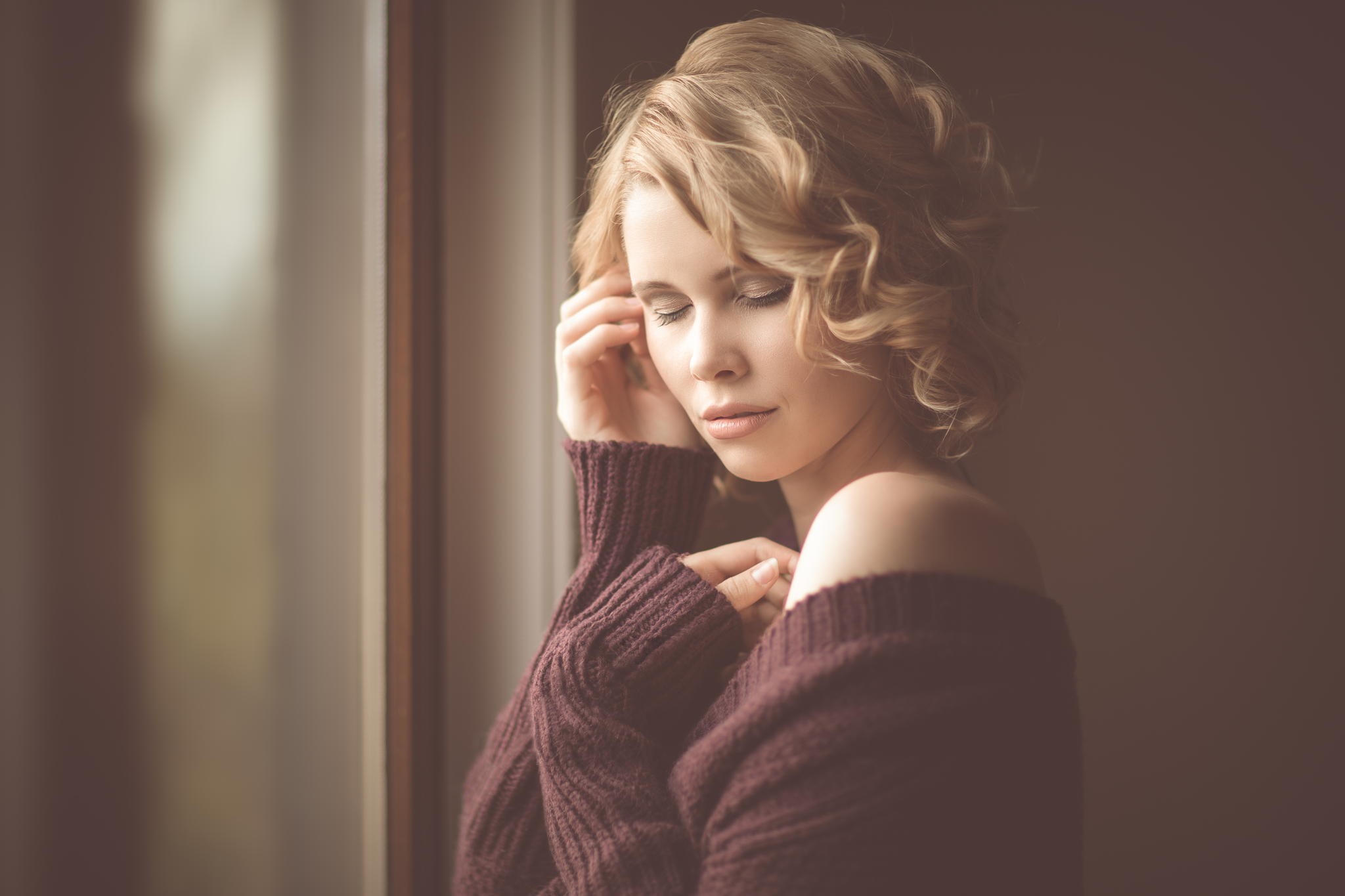 Woman with blonde hair wearing a sweater HD Wallpaper