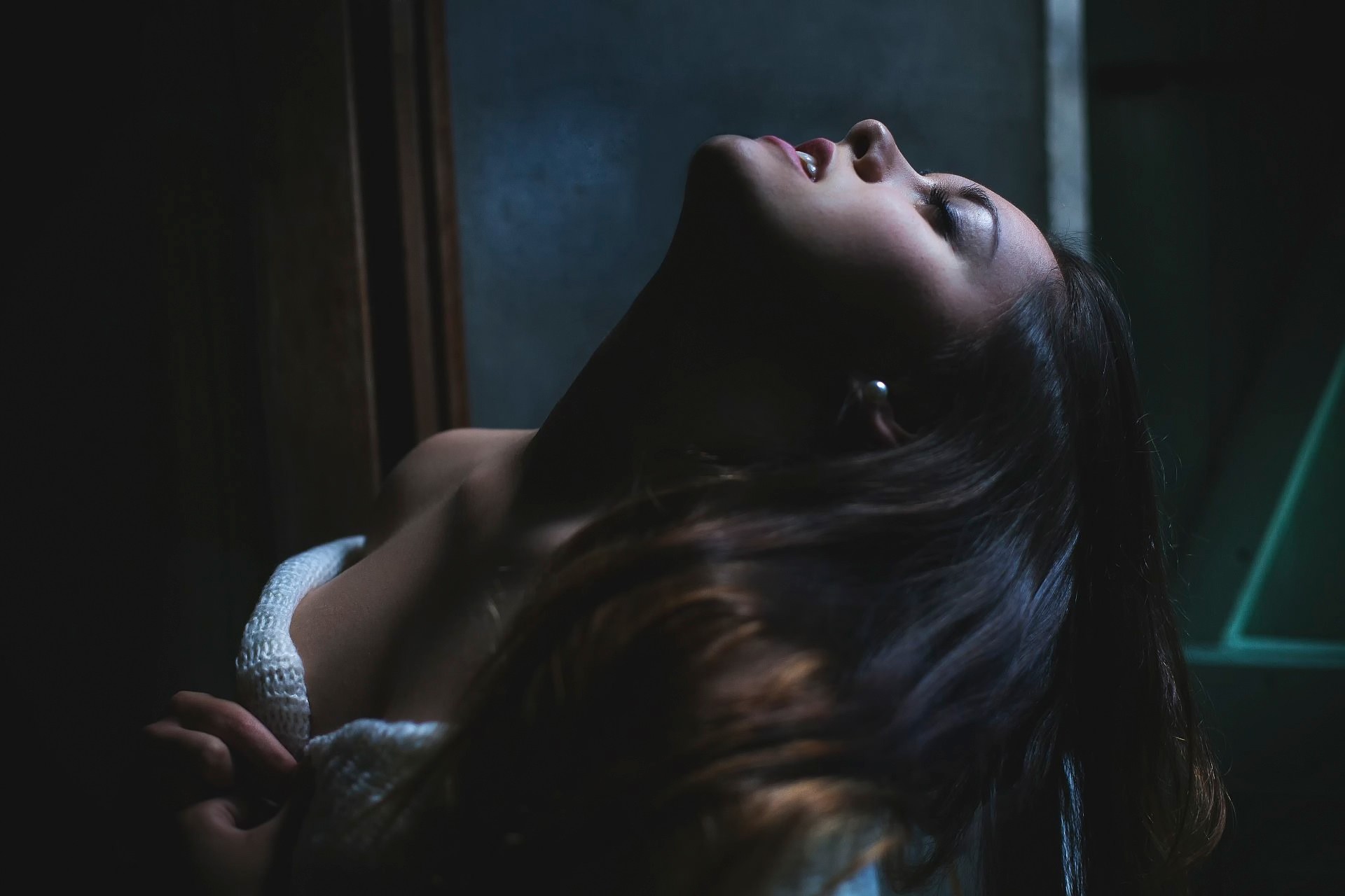 Woman with dark hair tilted back HD Wallpaper