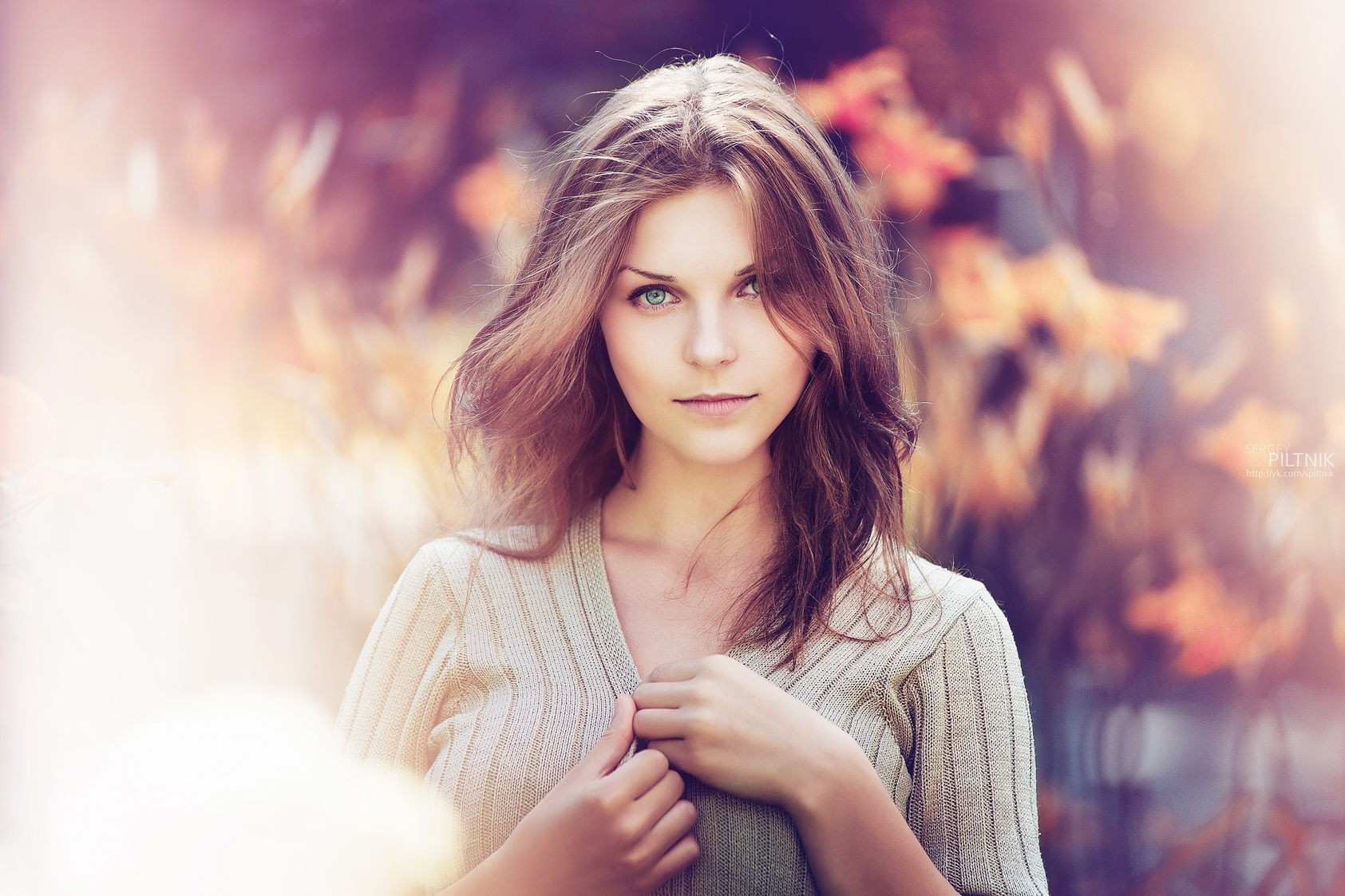 Woman with auburn hair and blue eyes HD Wallpaper