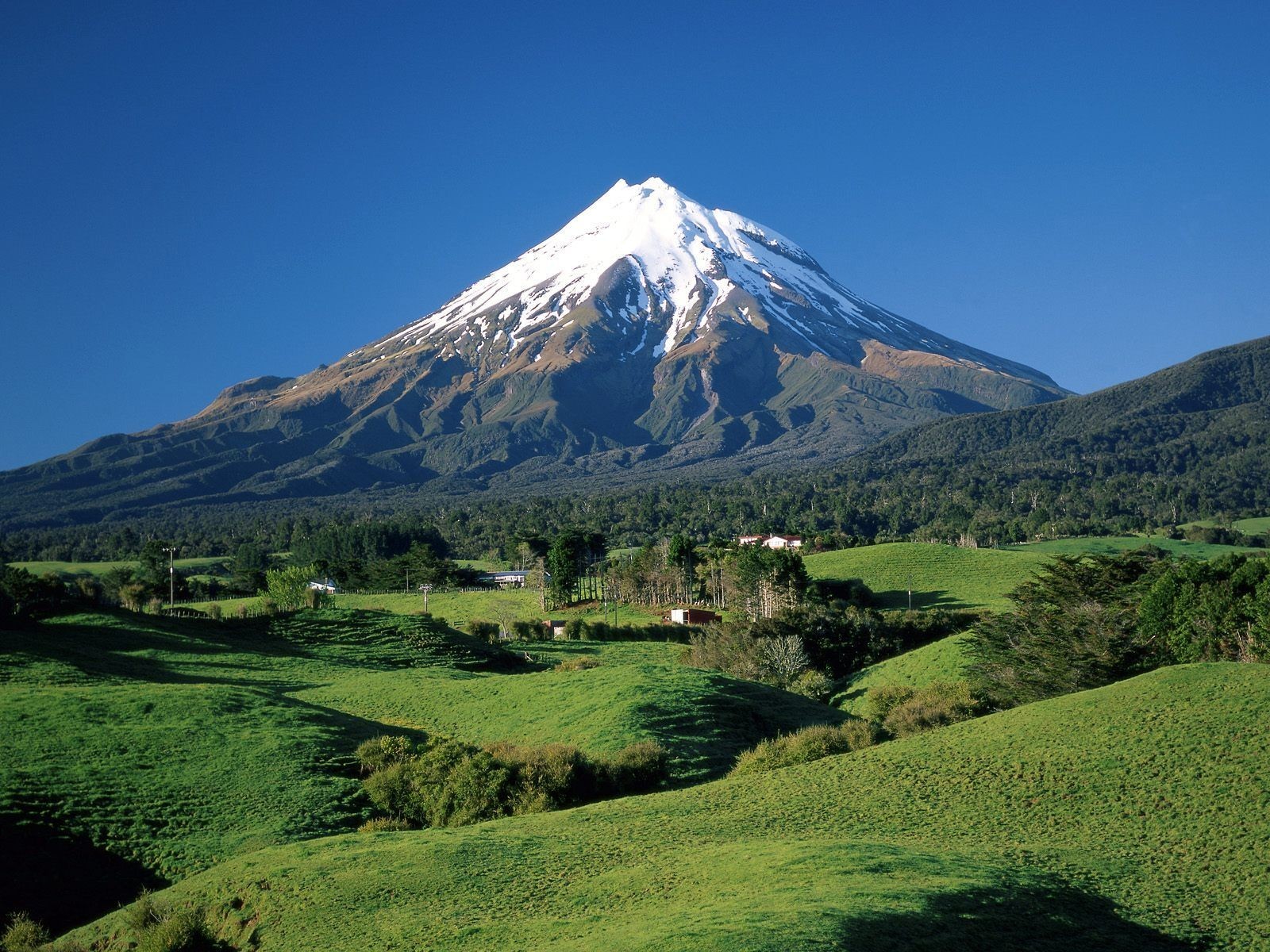 Mount Taranaki covered in snow under a clear blue sky HD Wallpaper