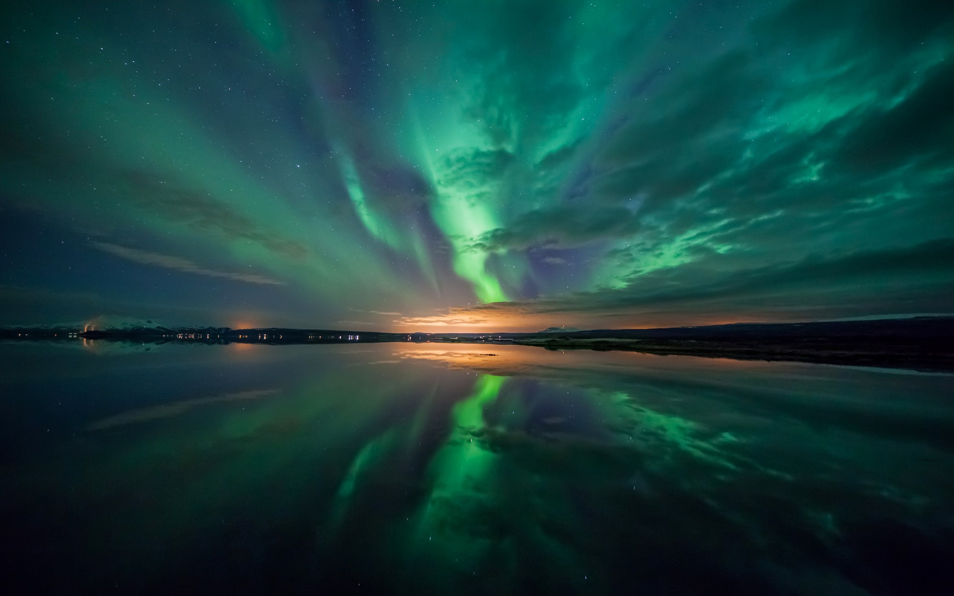 Aurora Borealis reflected in a calm lake at night HD Wallpaper