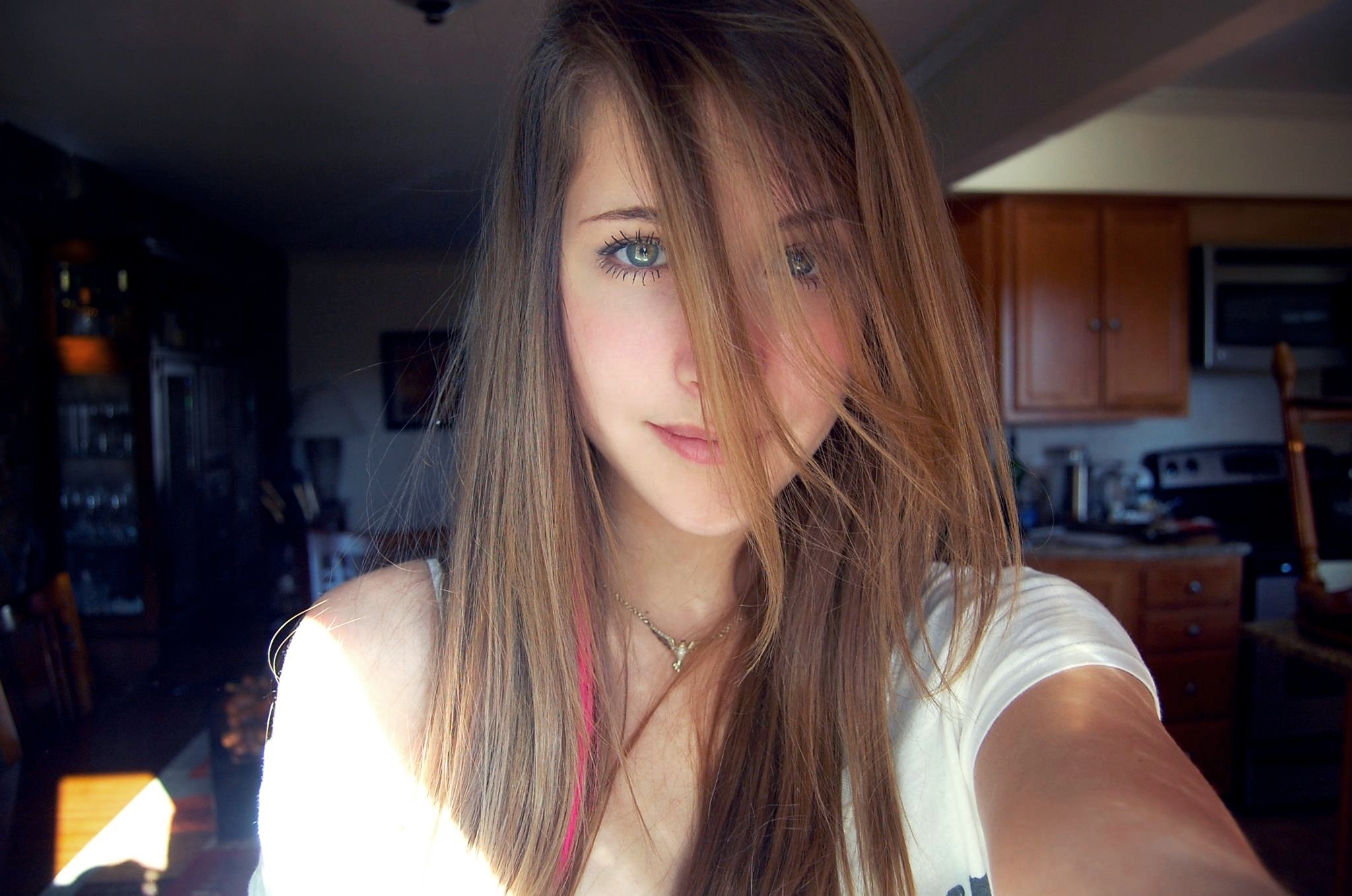 Cristina Almeida selfie with blue eyes HD Wallpaper