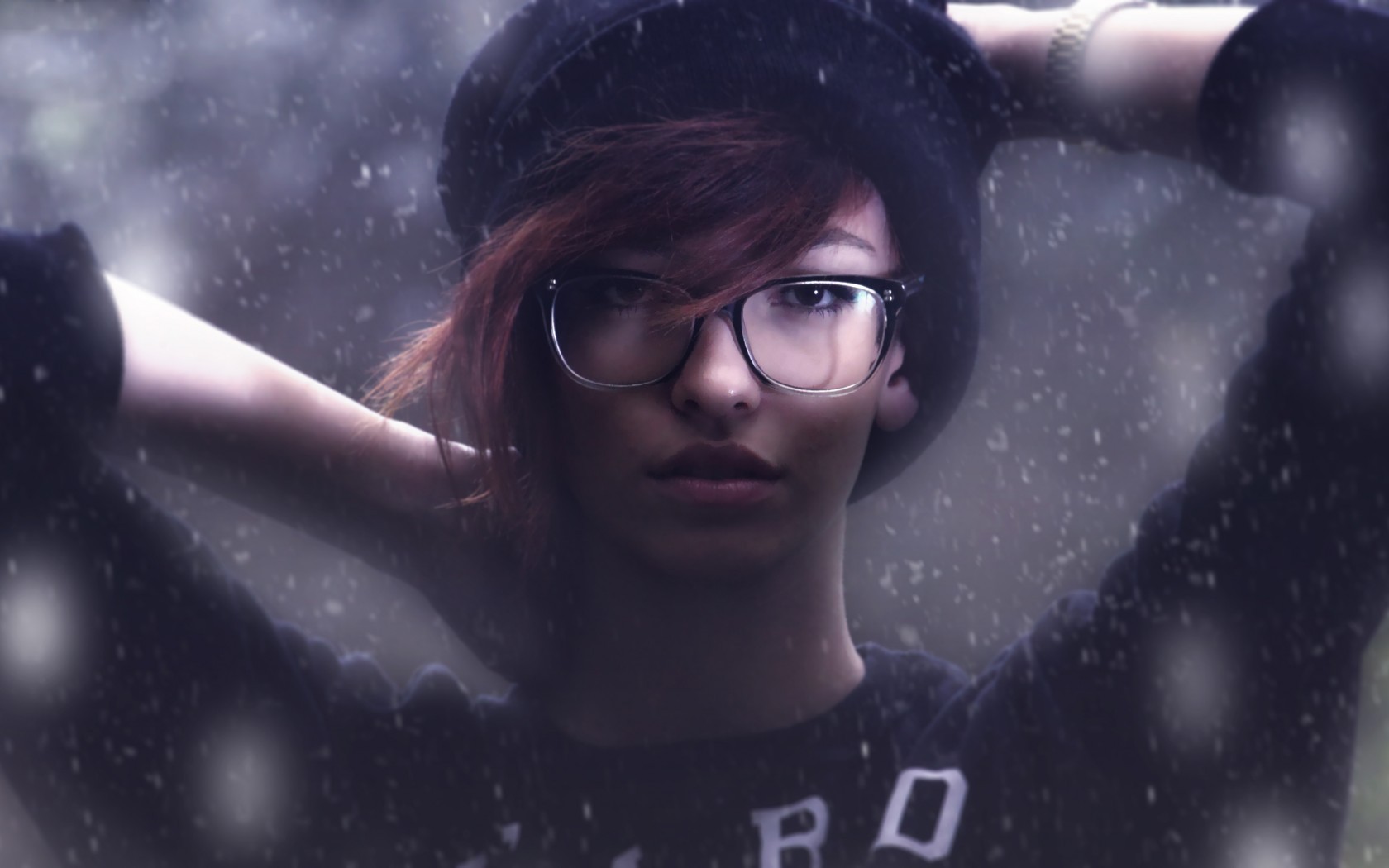 Woman with glasses wearing a hat HD Wallpaper