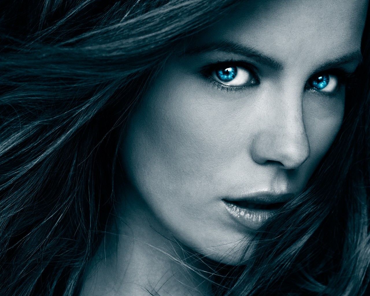 Close-up portrait of Kate Beckinsale HD Wallpaper