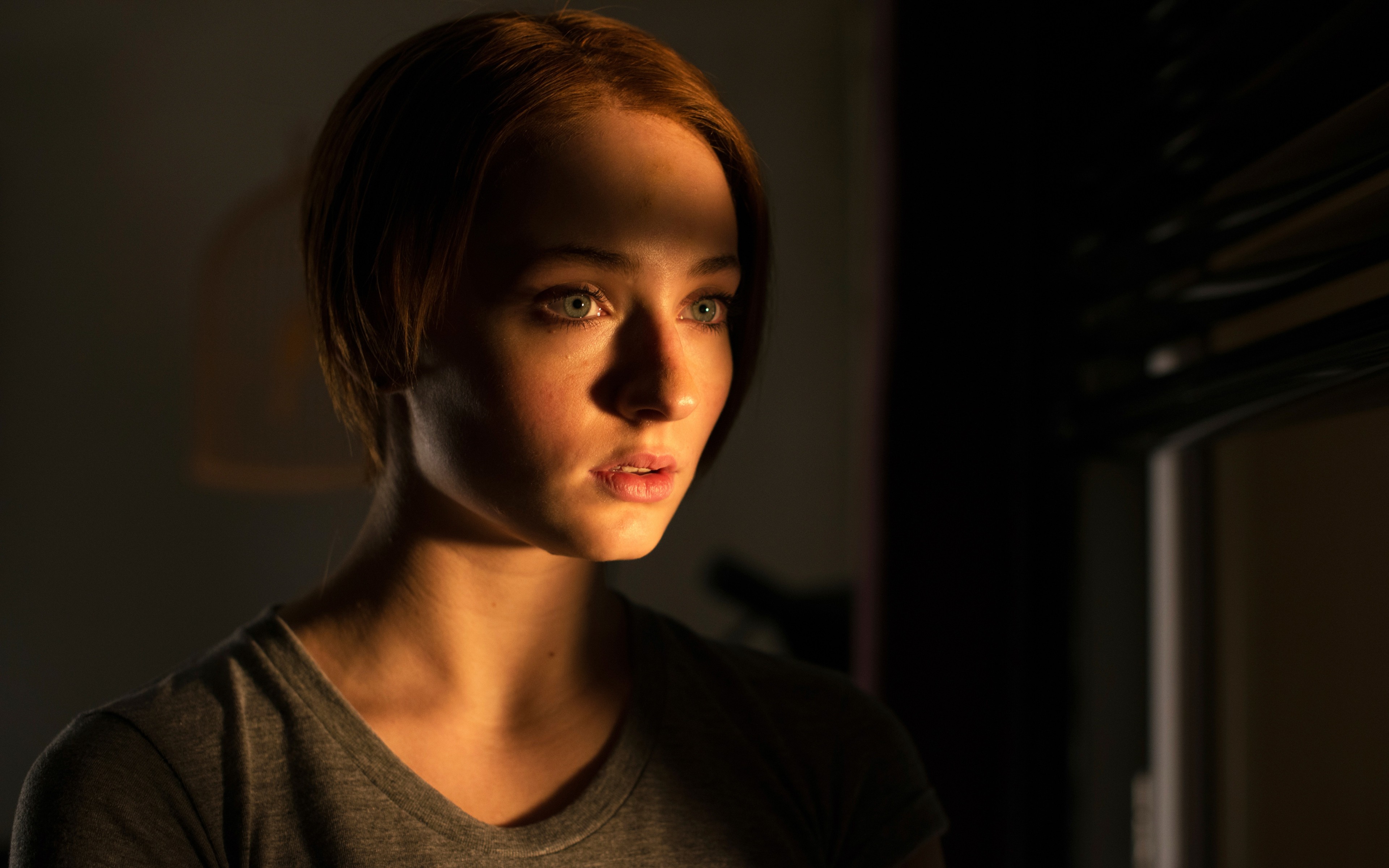 Sophie Turner with dramatic lighting HD Wallpaper