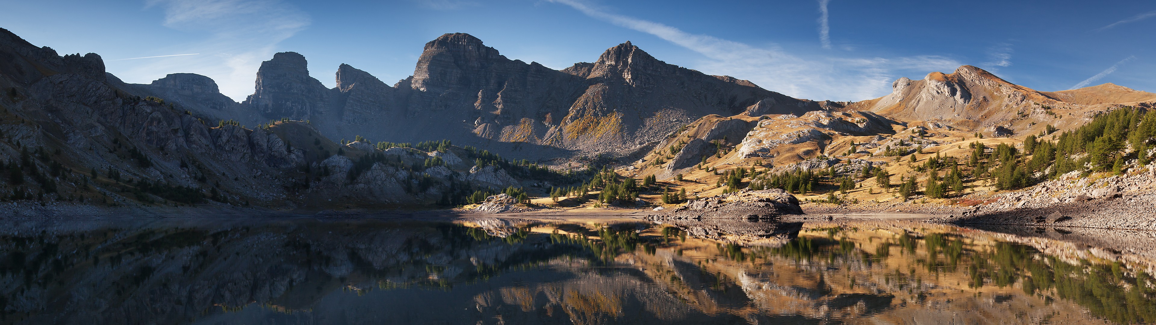 Mountain range reflected in a calm lake HD Wallpaper