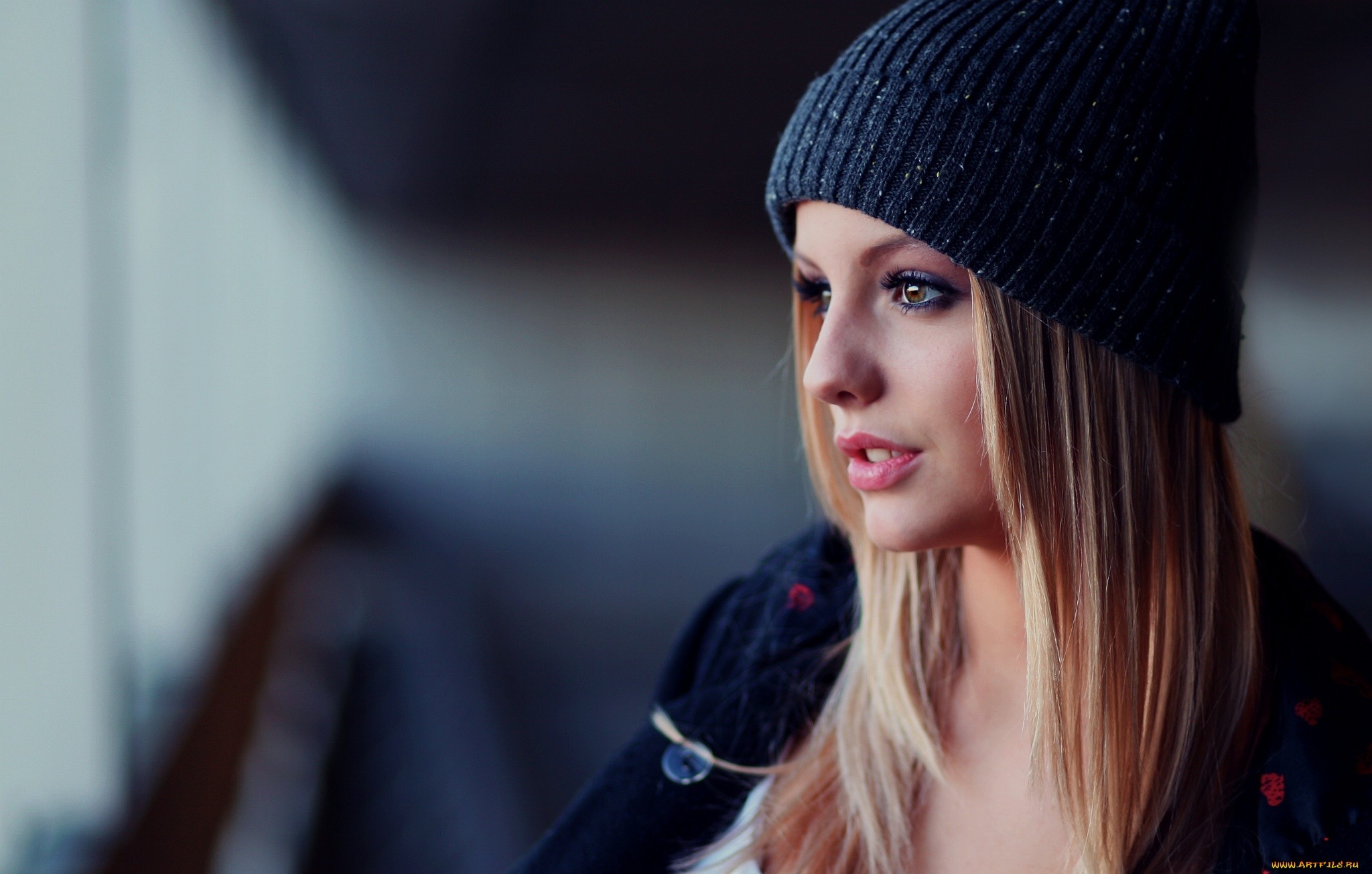 Portrait of a blonde woman with brown eyes wearing a beanie HD Wallpaper