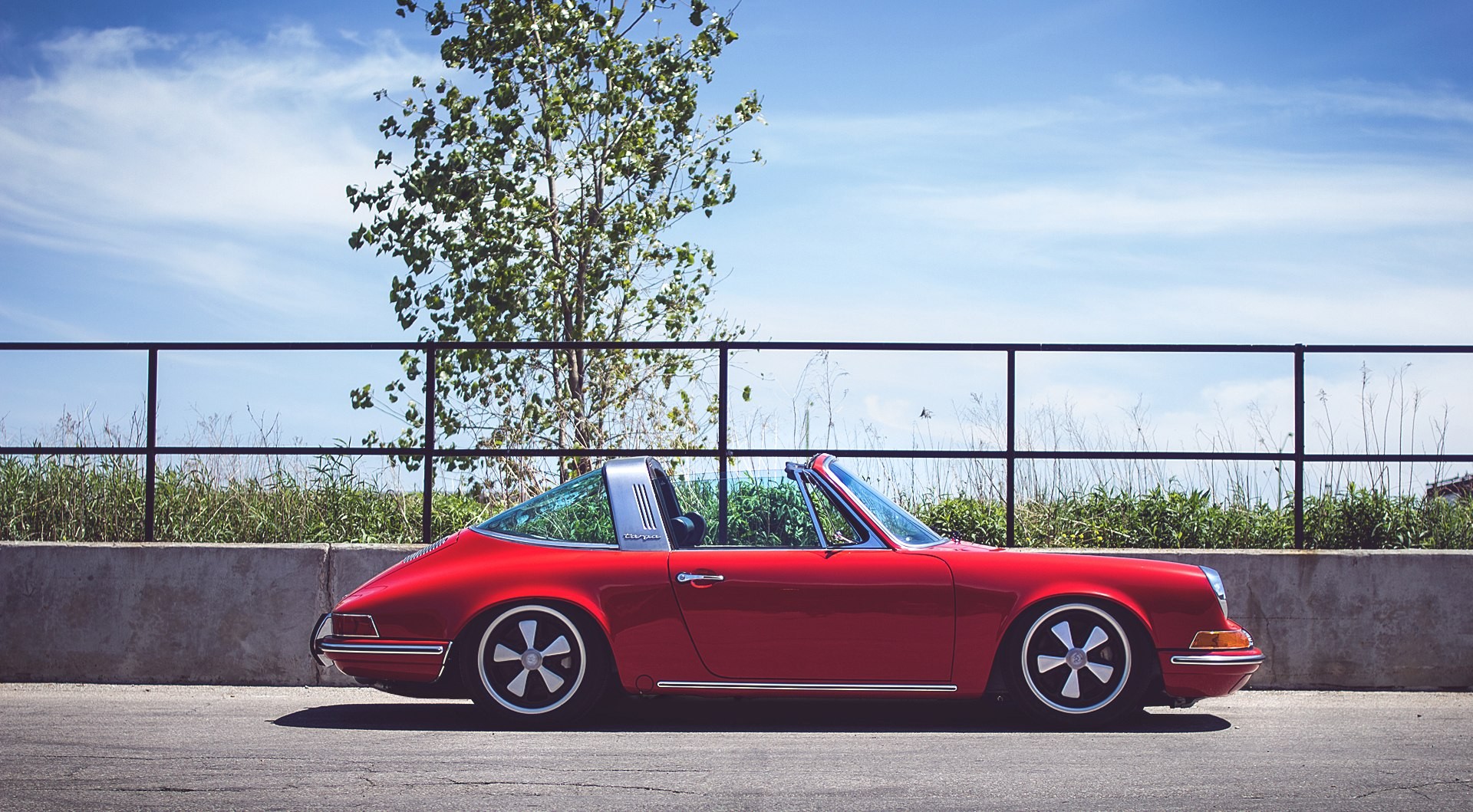 Red Porsche Targa parked by a fence HD Wallpaper