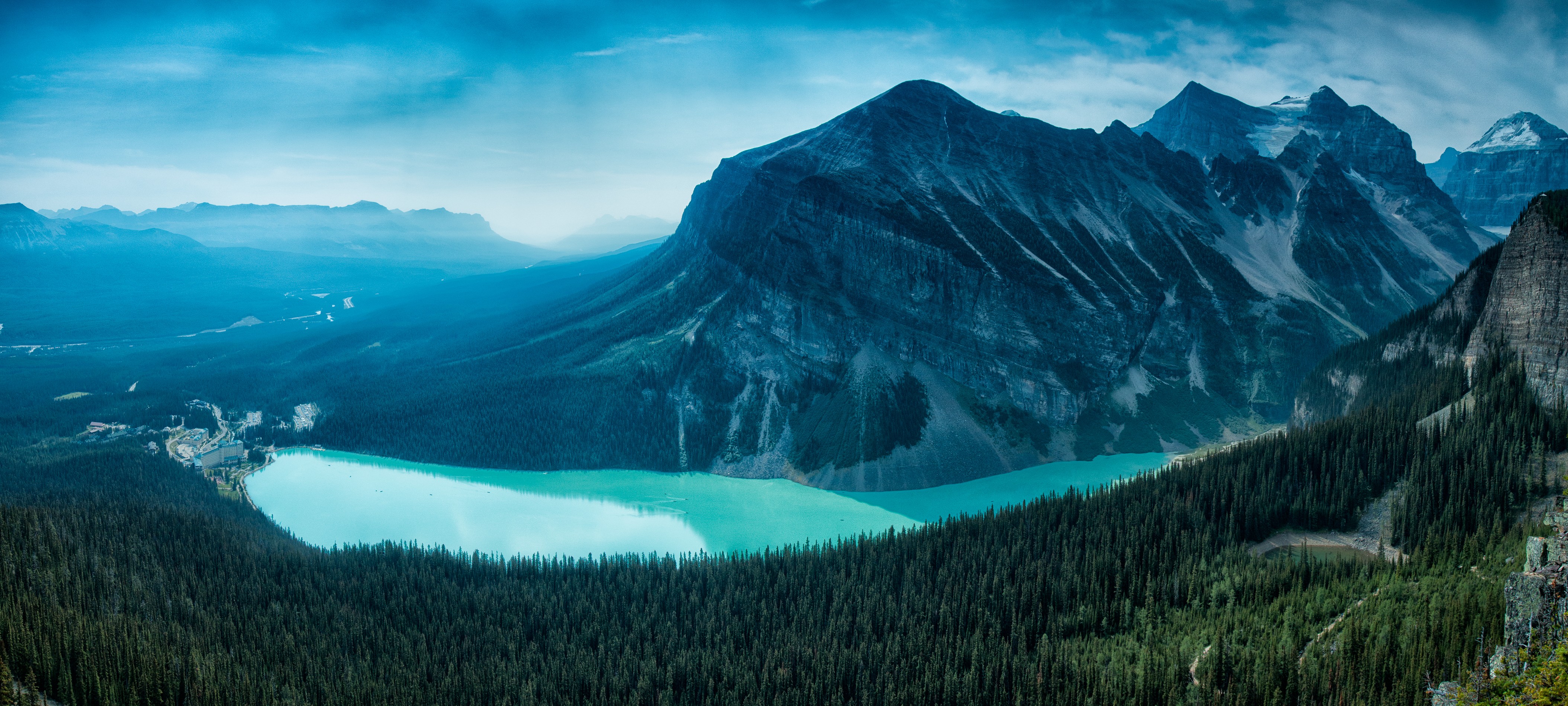 Moraine Lake and Mountains in Banff National Park HD Wallpaper