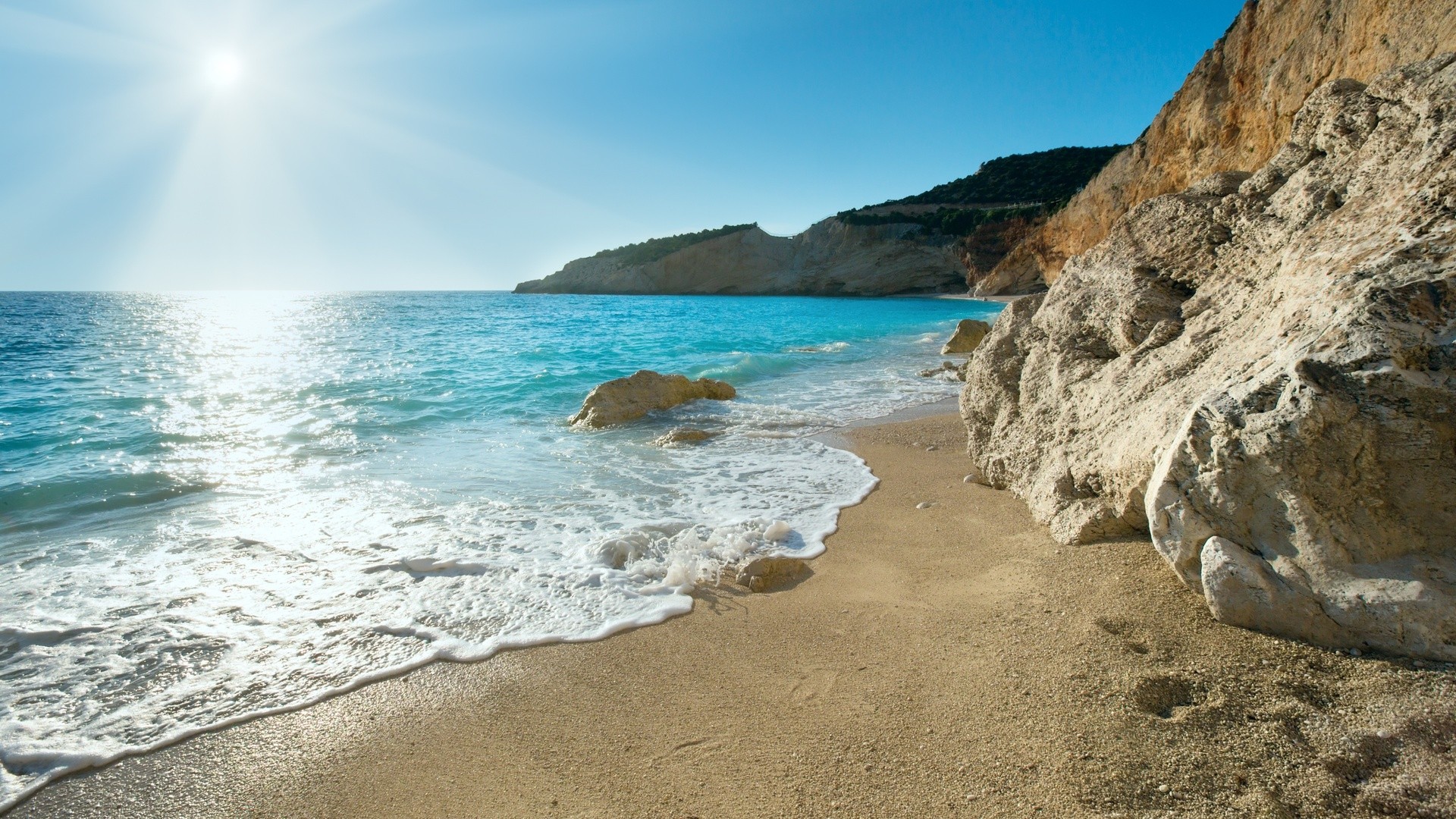 Beach with turquoise water and rocky cliffs HD Wallpaper