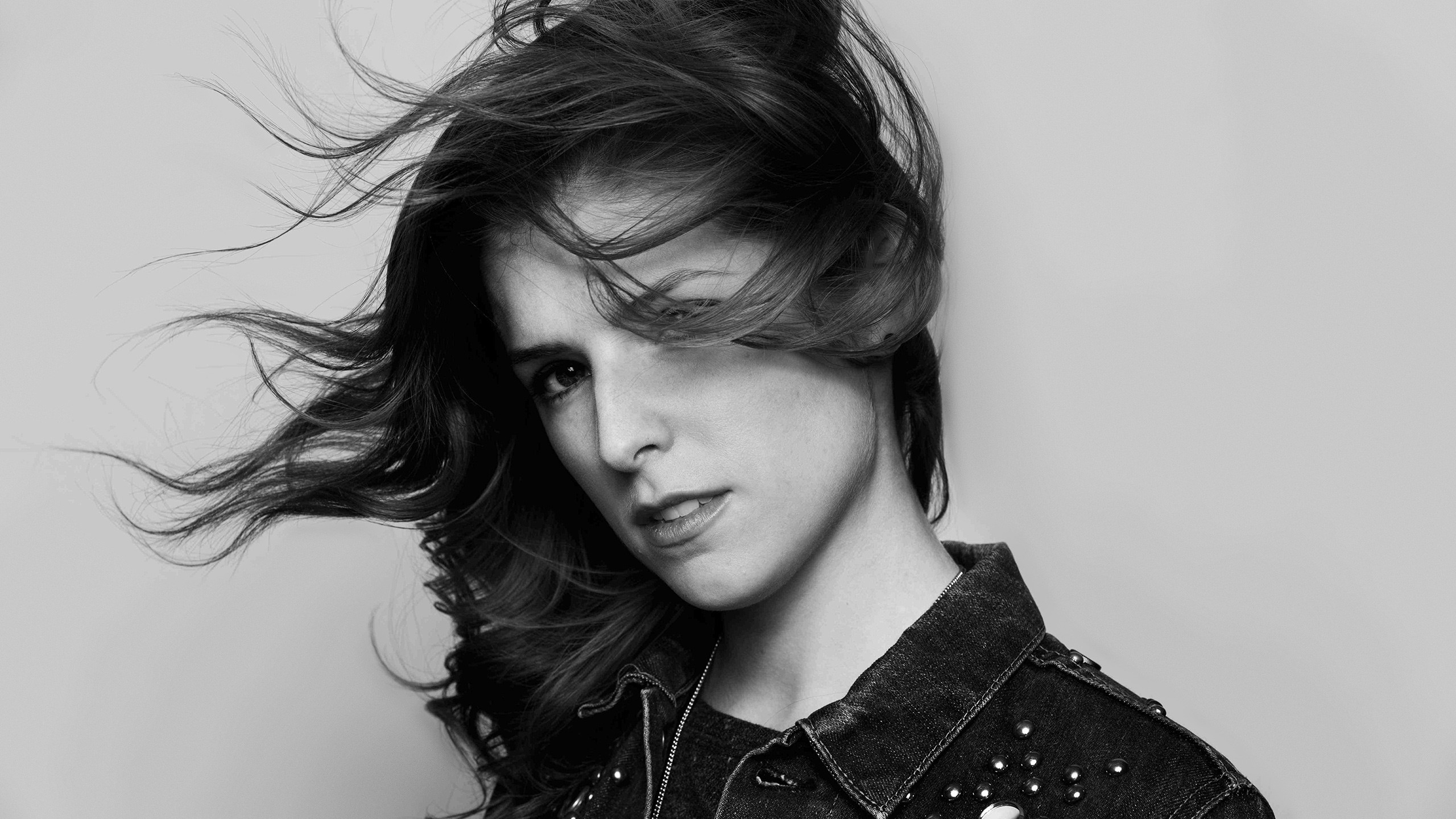 Anna Kendrick in a denim jacket HD Wallpaper