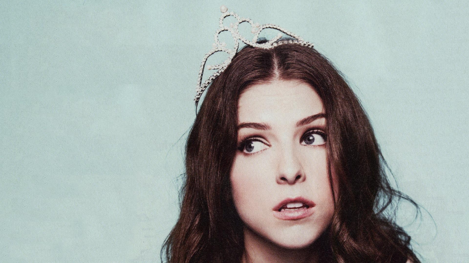 Anna Kendrick wearing a tiara HD Wallpaper