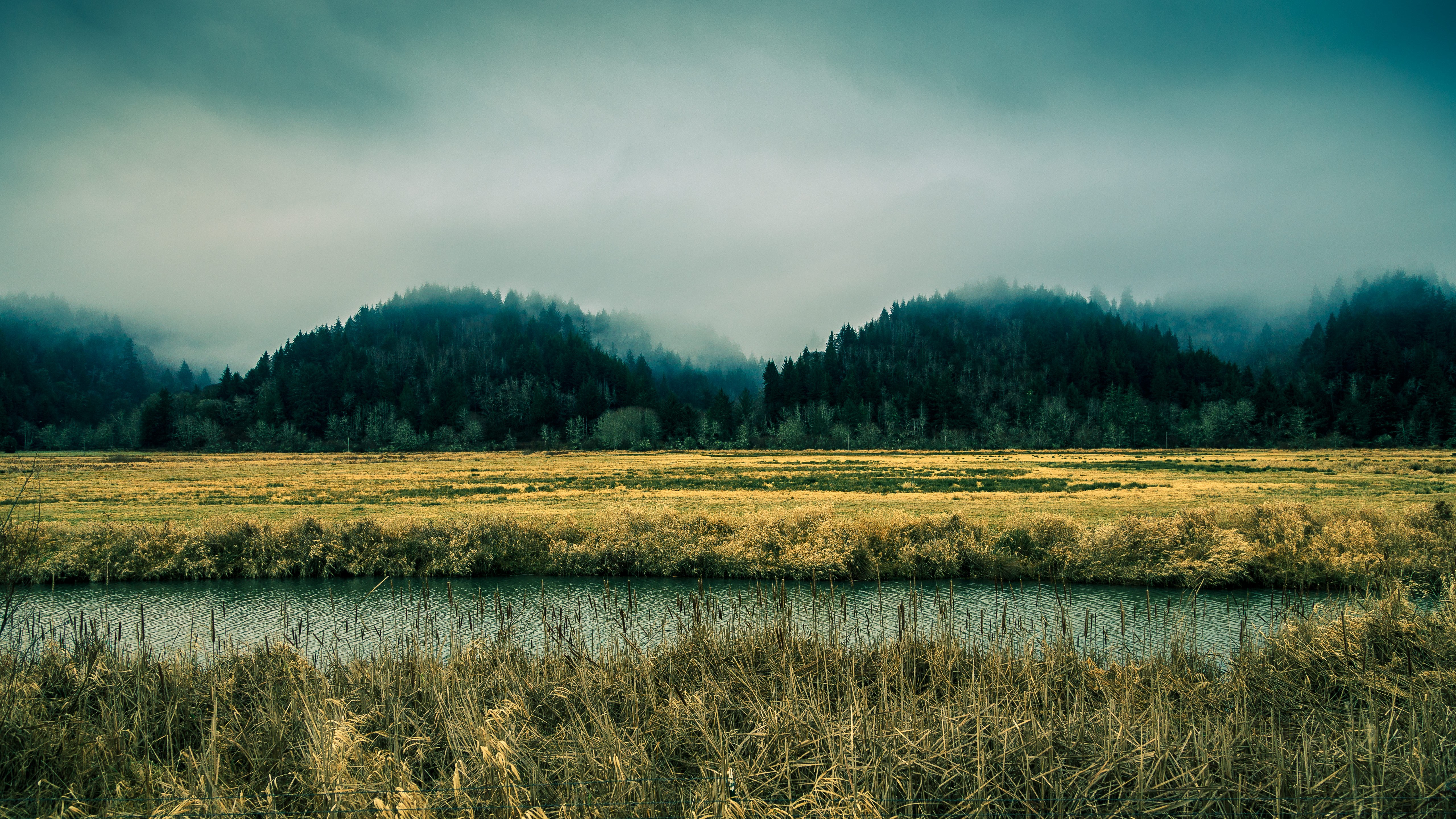 Misty Mountains and River in Oregon HD Wallpaper